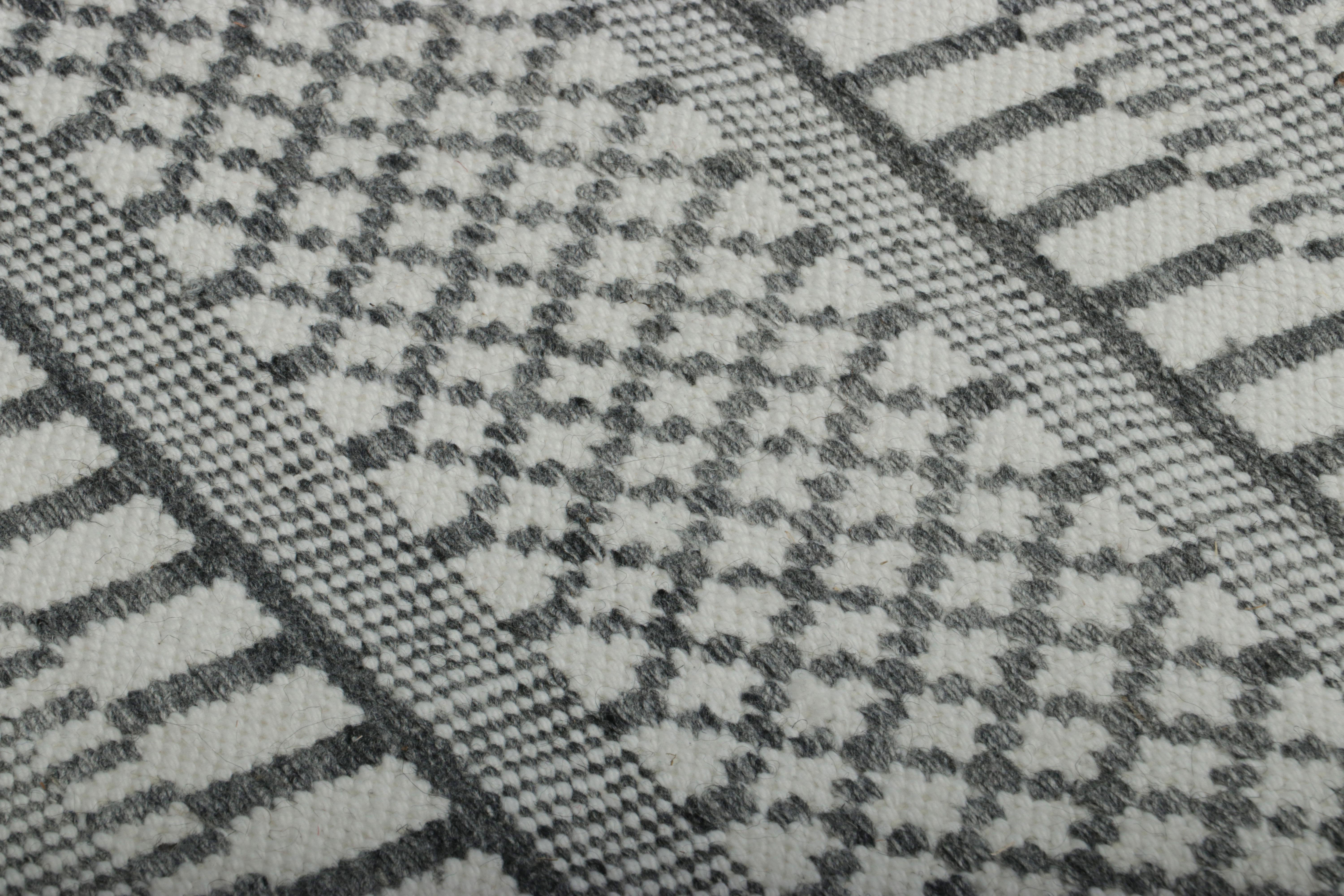 Rug & Kilim's Contemporary Dhurrie in Gray with White Geometric and Patterns For Sale 1