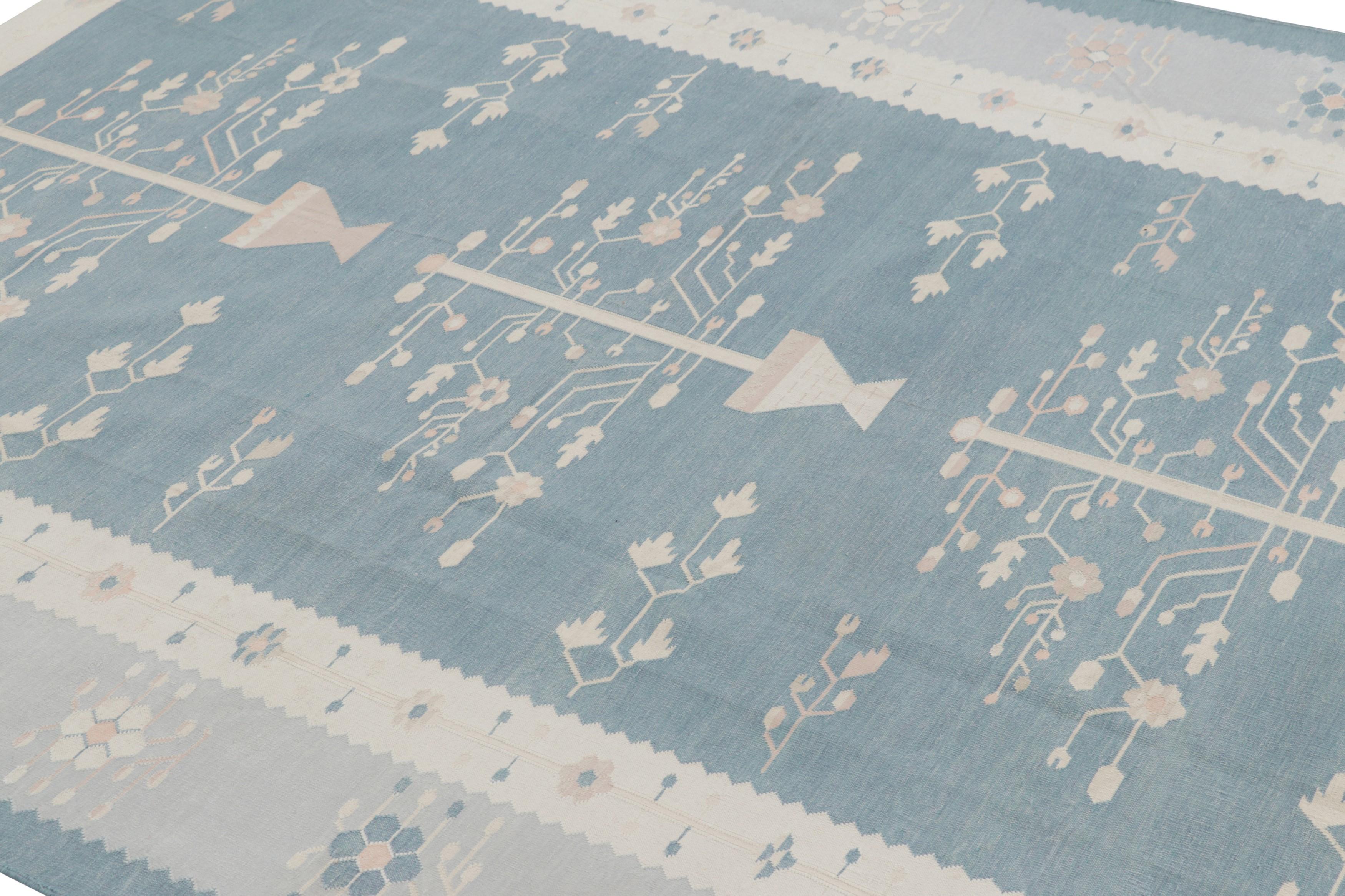 Dieses zeitgenössische 6x9 Dhurrie-Flachgewebe ist ein aufregender Neuzugang in der geschätzten Kollektion von Rug & Kilim, die nach Maß gefertigt wird. Dieses handgewebte Baumwollgewebe ist eine moderne Interpretation antiker und alter