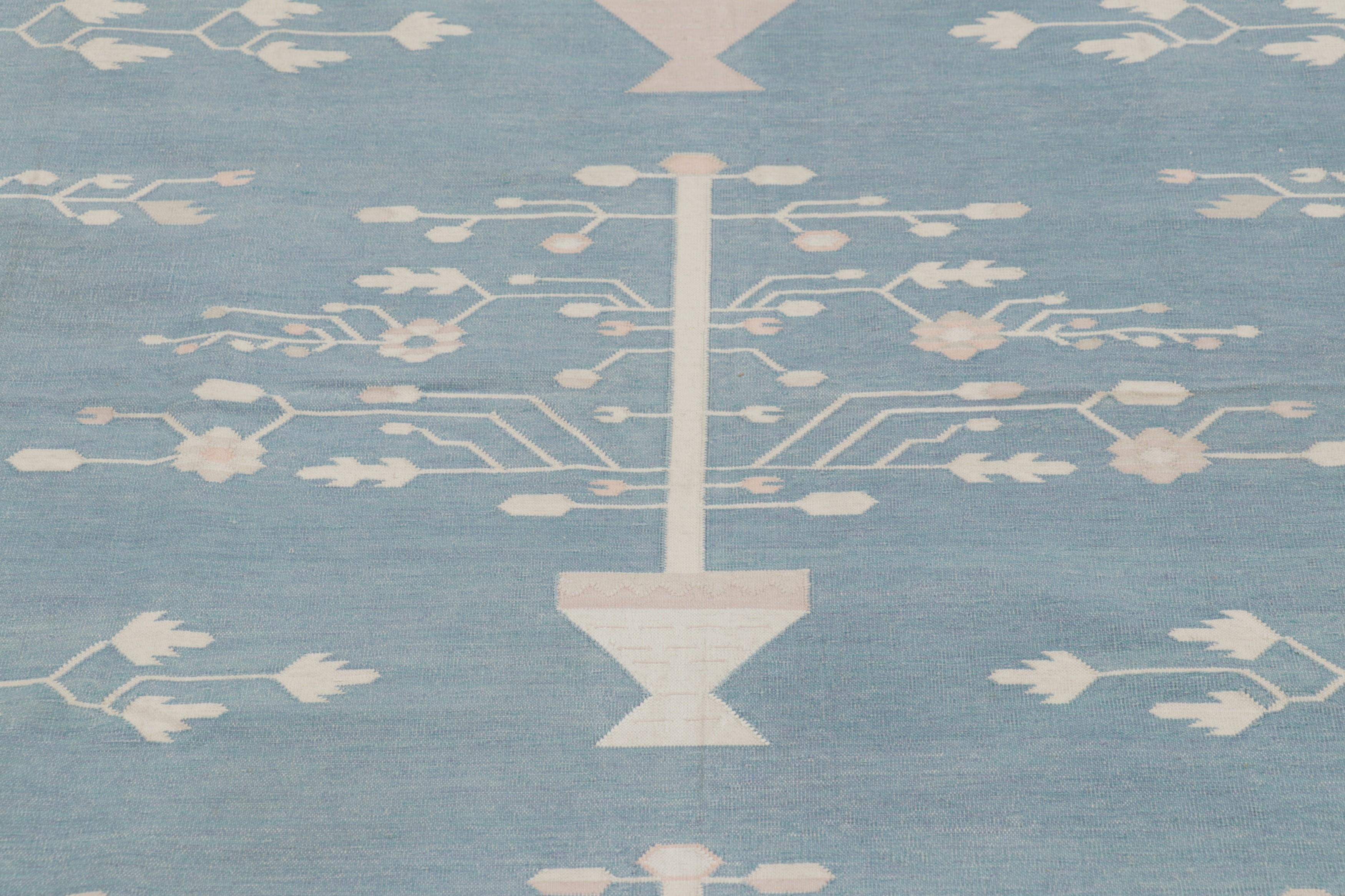 Rug & Kilim's Zeitgenössischer Dhurrie-Teppich, eisblau mit weißen Blumenmedaillons (Kelim) im Angebot