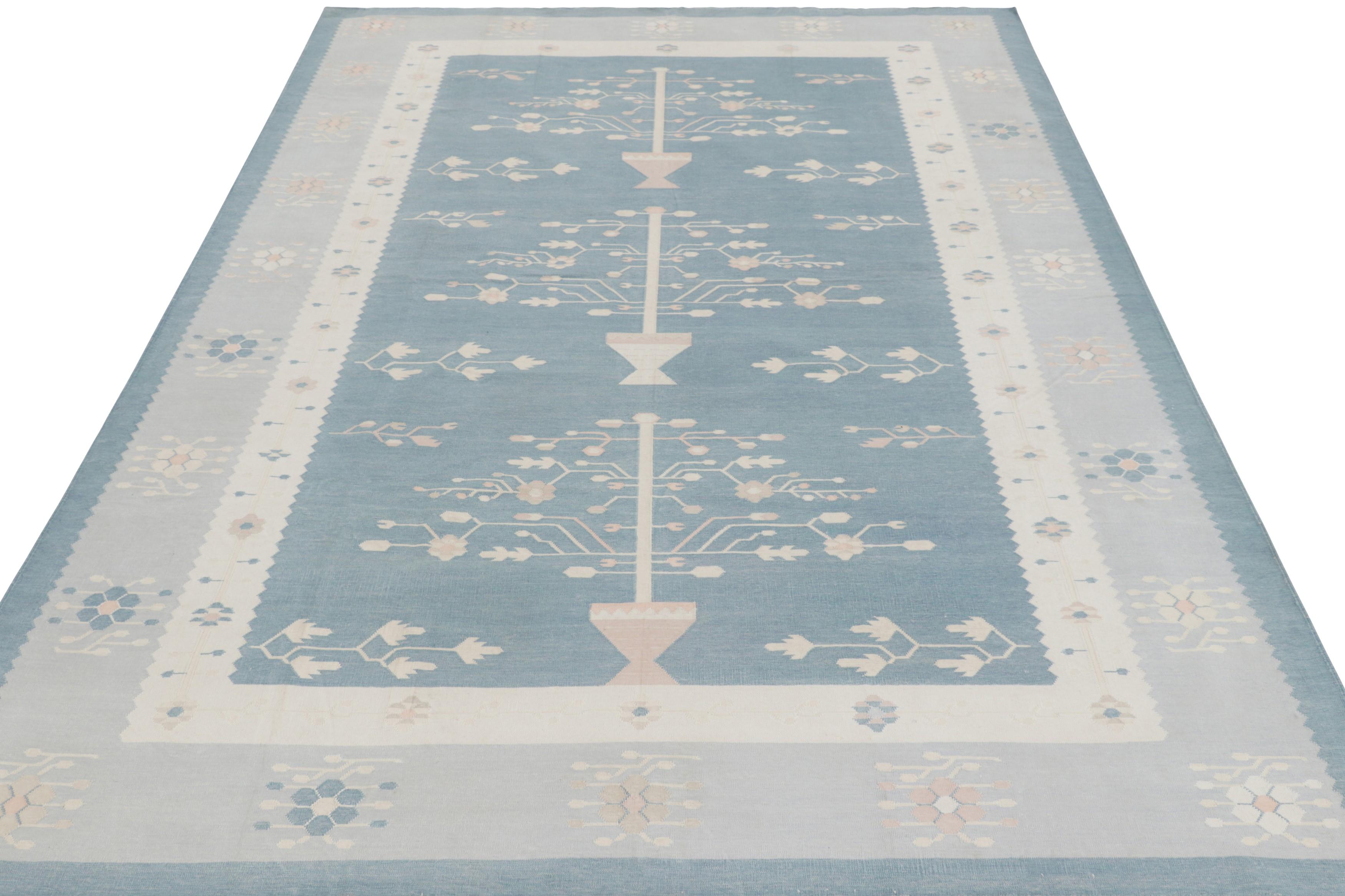 Rug & Kilim's Zeitgenössischer Dhurrie-Teppich, eisblau mit weißen Blumenmedaillons (Indisch) im Angebot