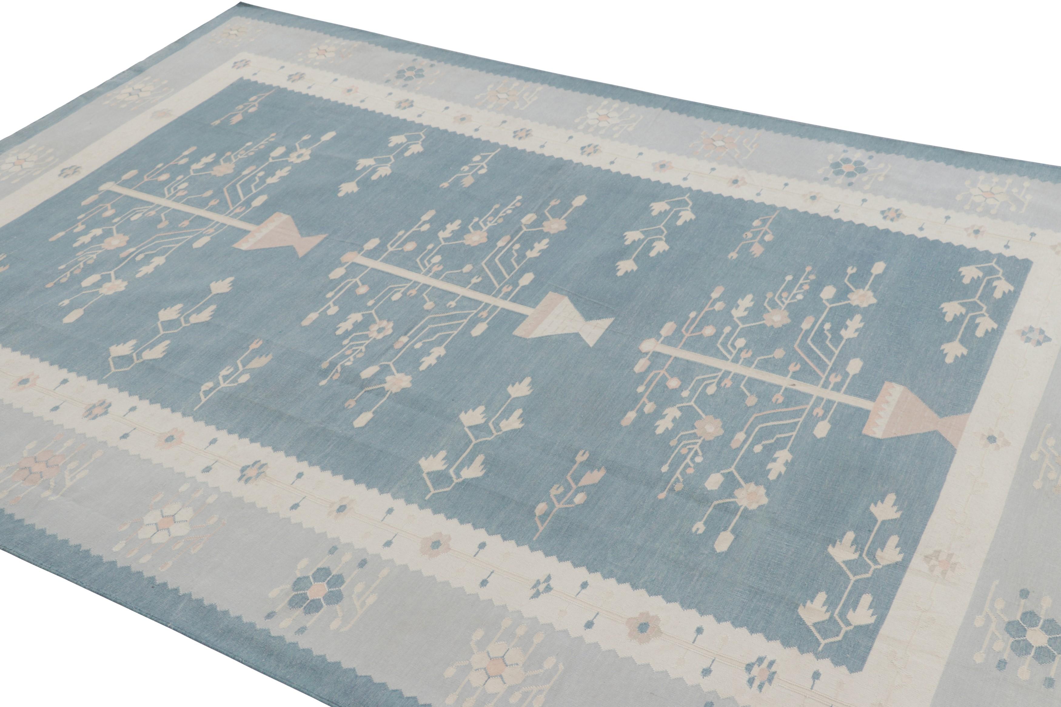 Rug & Kilim's Zeitgenössischer Dhurrie-Teppich, eisblau mit weißen Blumenmedaillons (Handgewebt) im Angebot