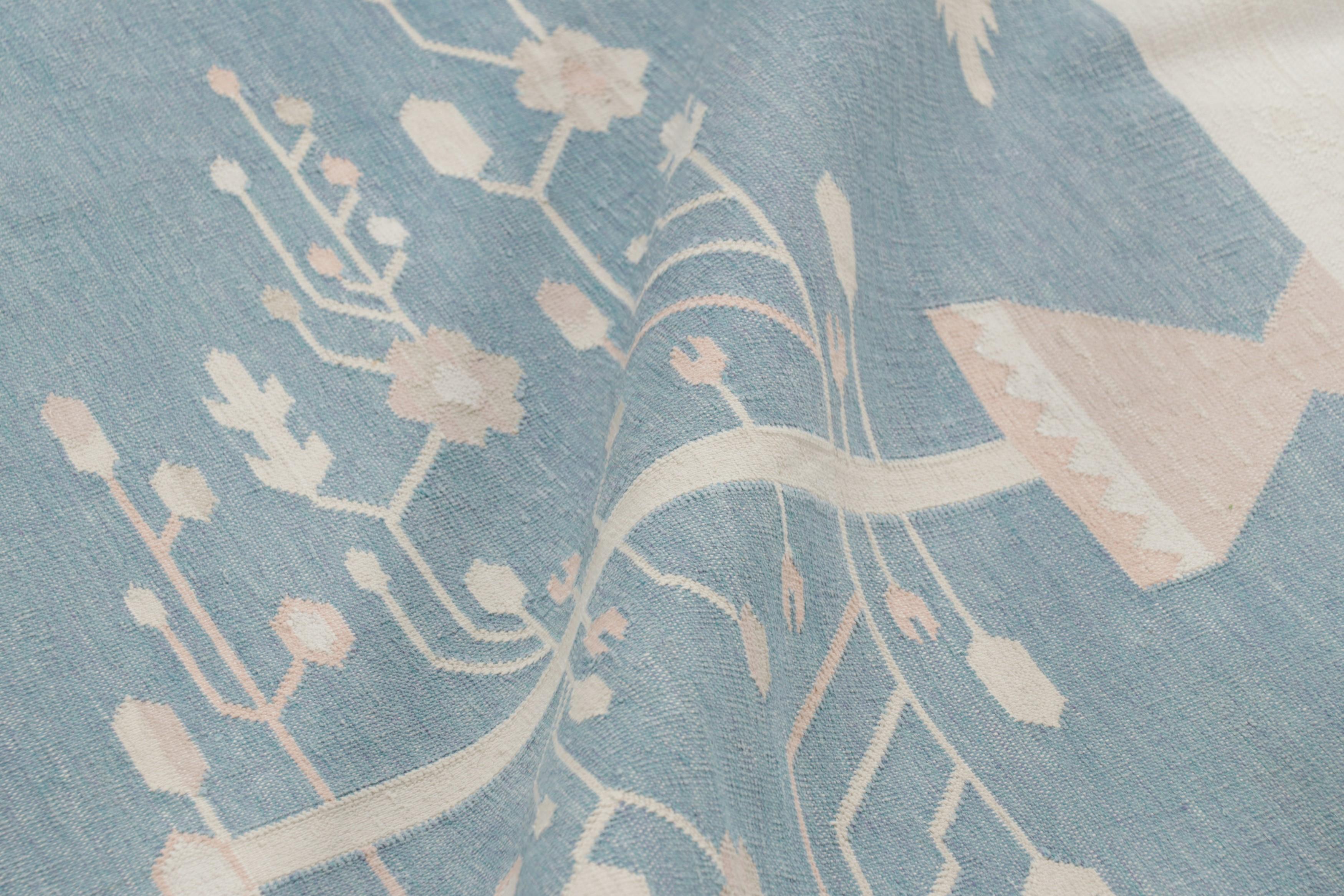 Rug & Kilim's Zeitgenössischer Dhurrie-Teppich, eisblau mit weißen Blumenmedaillons (21. Jahrhundert und zeitgenössisch) im Angebot