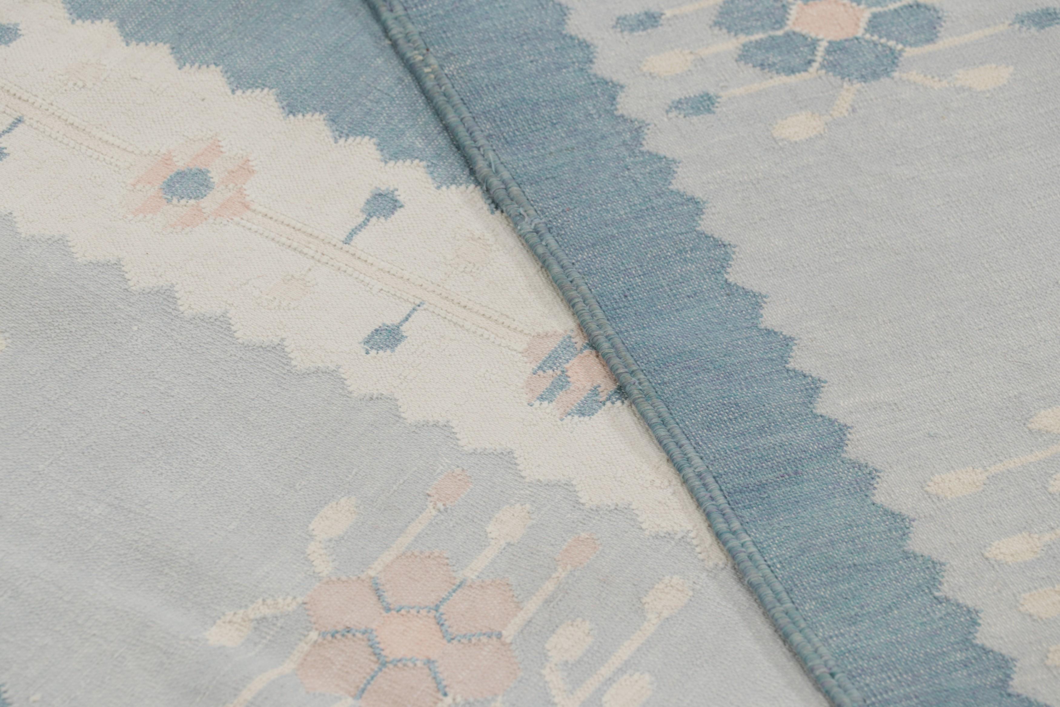 Rug & Kilim's Zeitgenössischer Dhurrie-Teppich, eisblau mit weißen Blumenmedaillons (Baumwolle) im Angebot