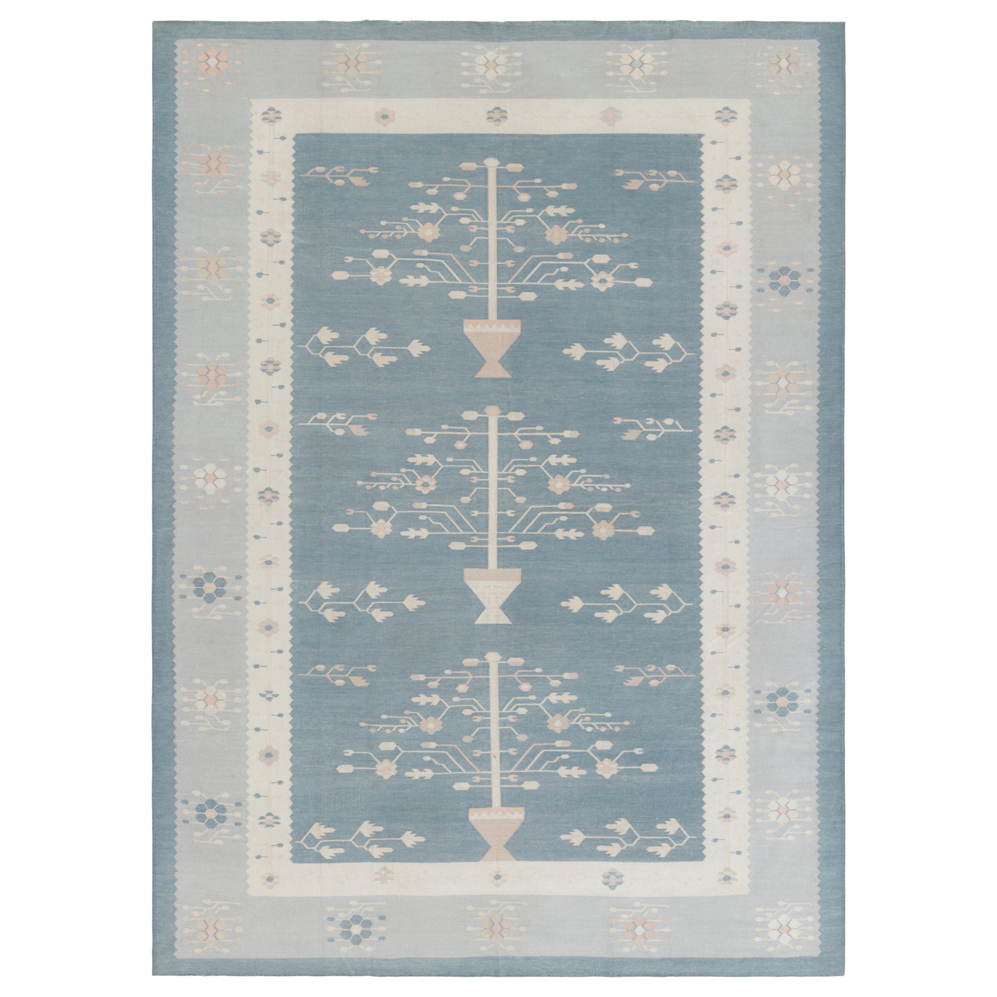 Rug & Kilim's Zeitgenössischer Dhurrie-Teppich, eisblau mit weißen Blumenmedaillons im Angebot