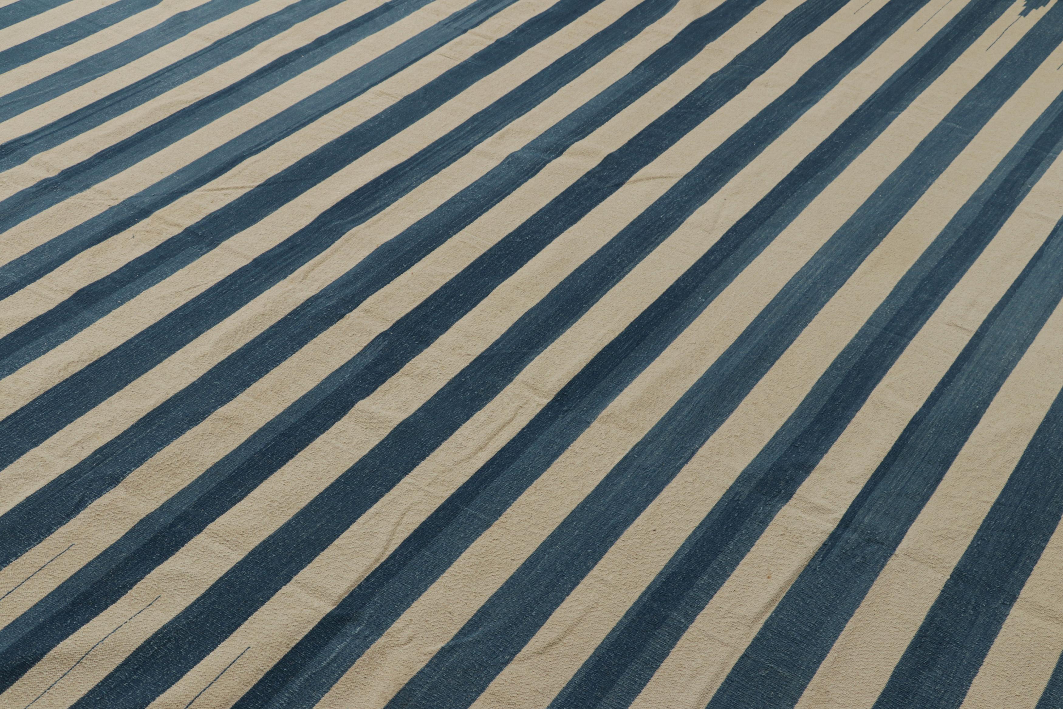 Este contemporáneo tejido plano Dhurrie de 10x13 es una nueva y emocionante entrada en la apreciada colección a medida de Rug & Kilim. Tejido a mano en algodón, es una versión moderna de los tejidos planos Dhurrie antiguos y vintage, realizada por