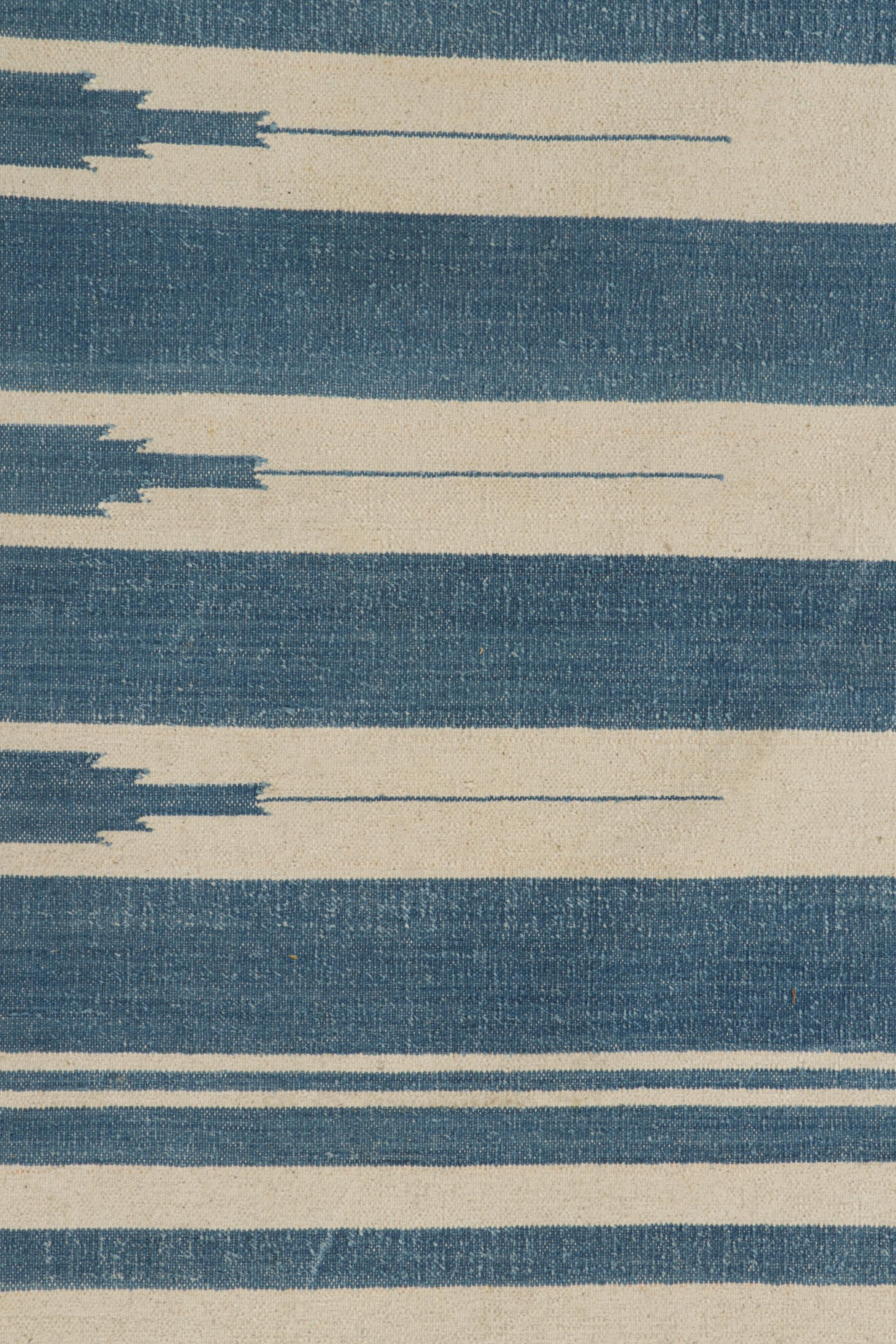 Alfombra contemporánea Dhurrie de Rug & Kilim en azul y rayas blancas crema Moderno en venta