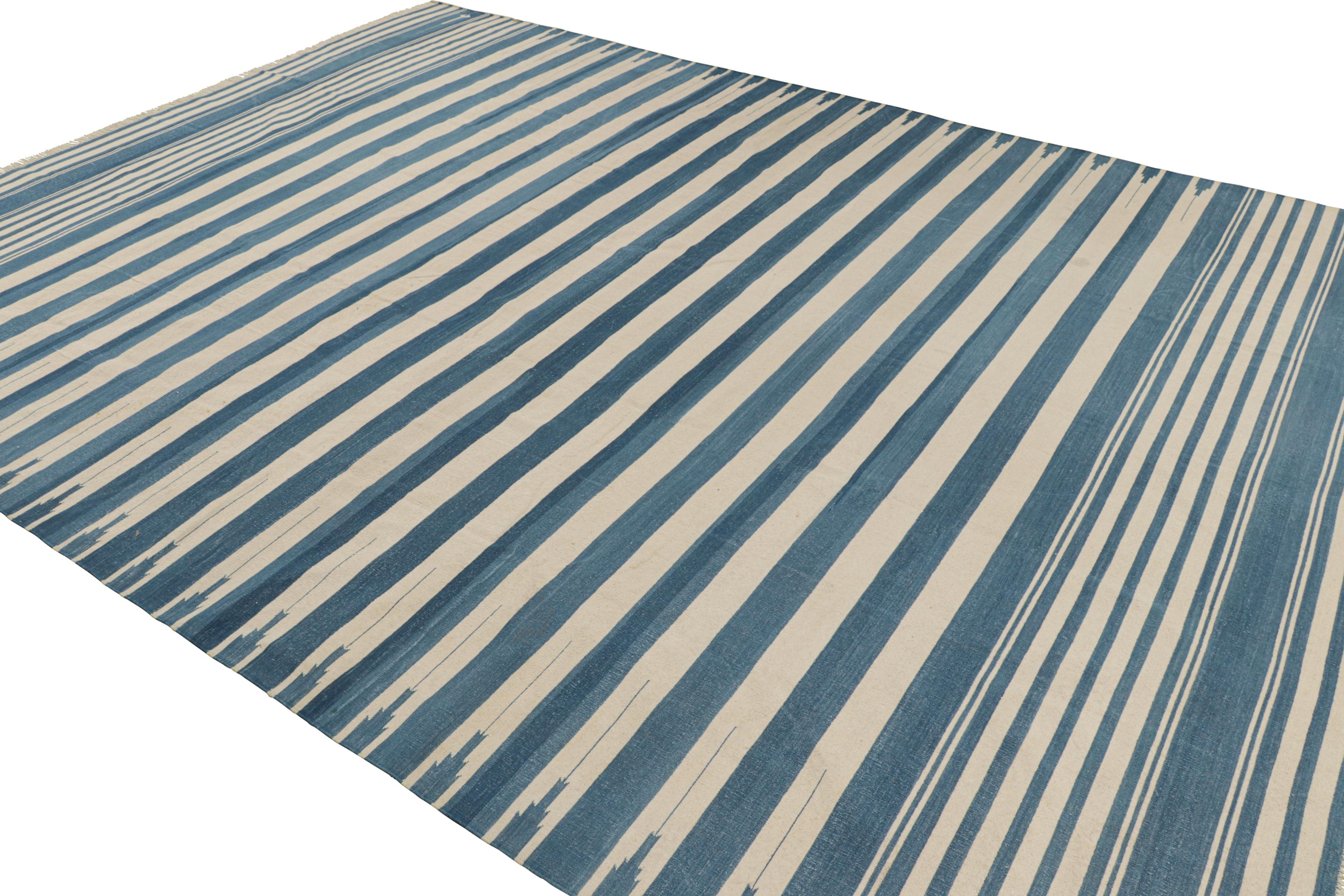 Alfombra contemporánea Dhurrie de Rug & Kilim en azul y rayas blancas crema Indio en venta