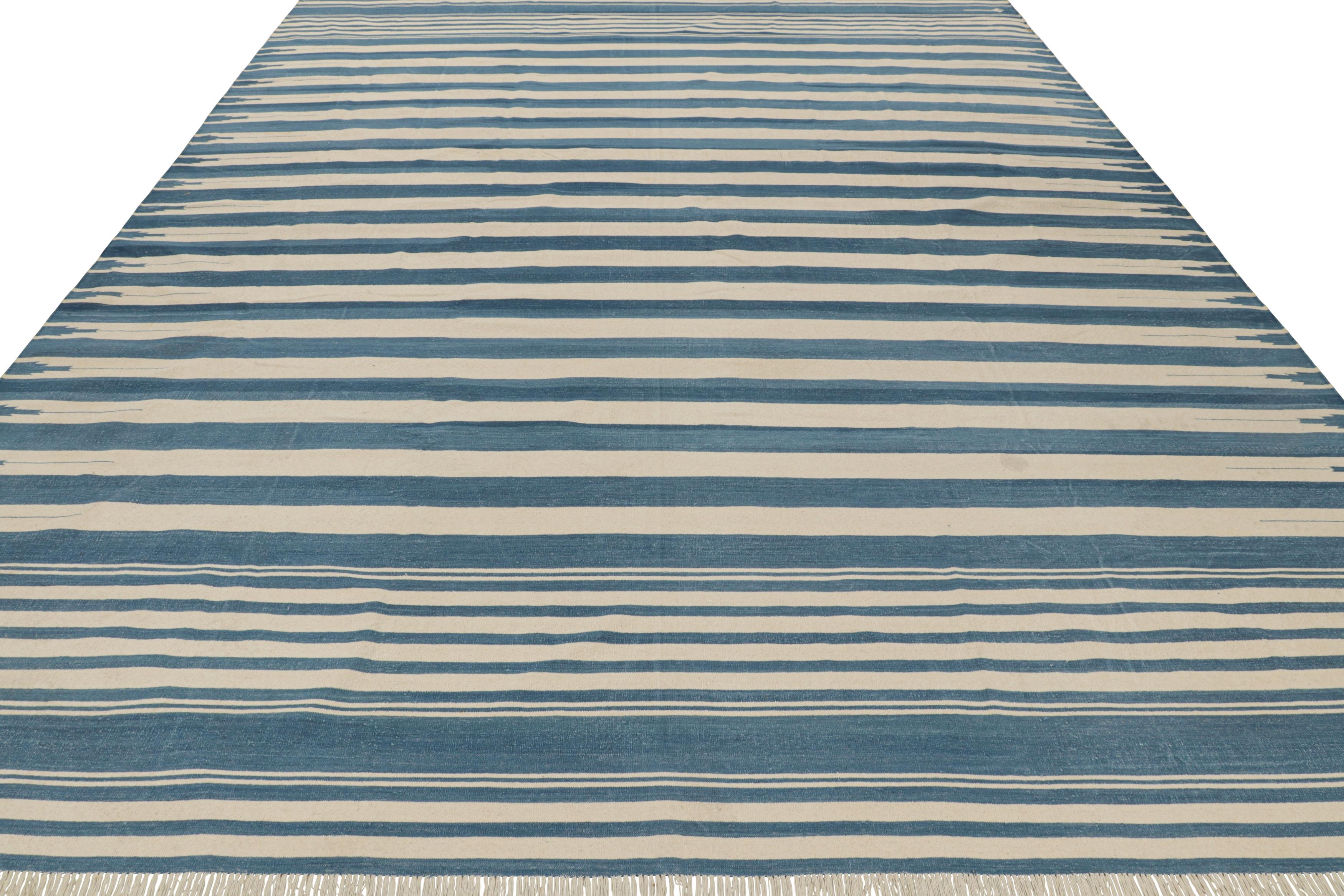 Alfombra contemporánea Dhurrie de Rug & Kilim en azul y rayas blancas crema Tejido a mano en venta