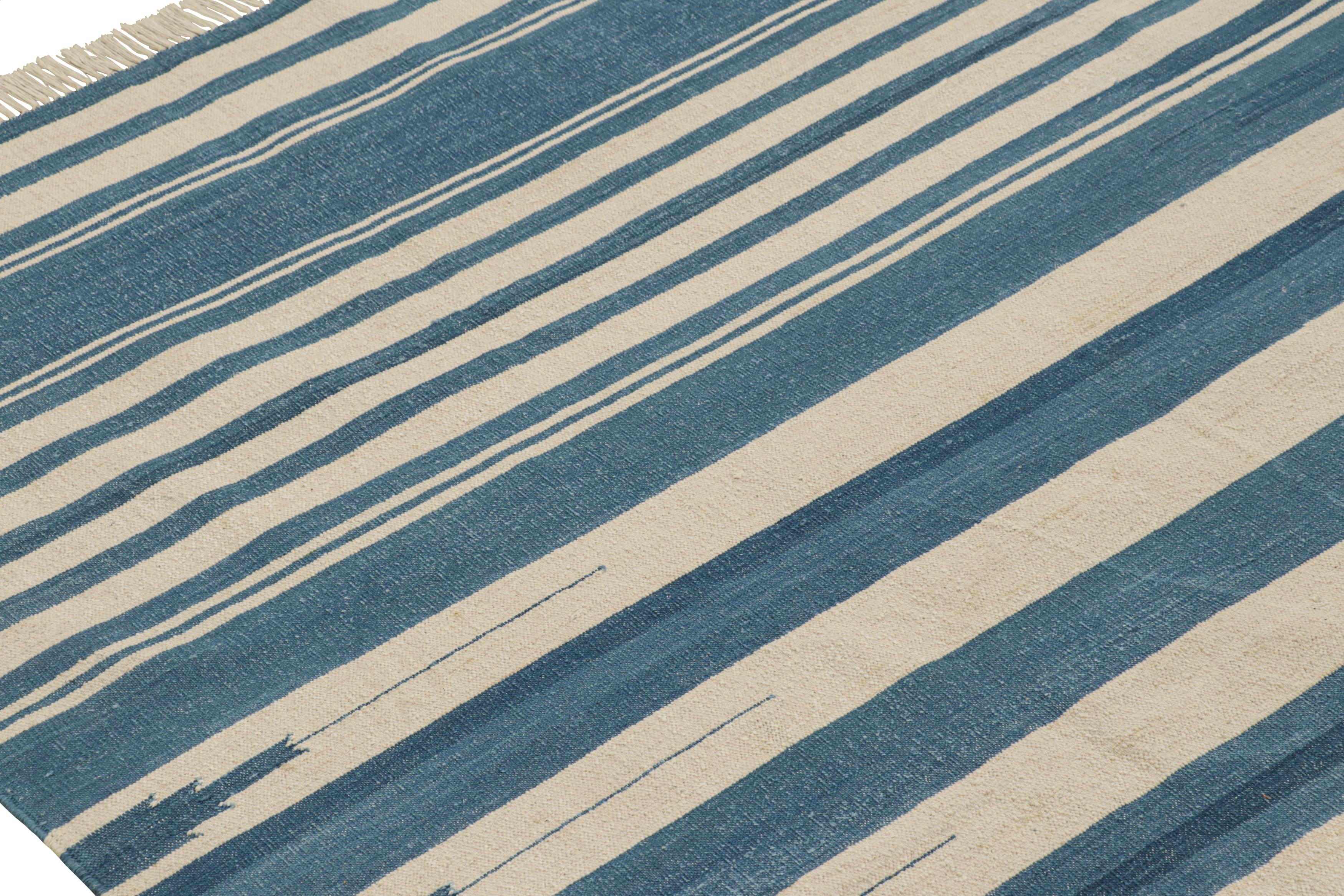 Alfombra contemporánea Dhurrie de Rug & Kilim en azul y rayas blancas crema en Nuevo estado para la venta en Long Island City, NY