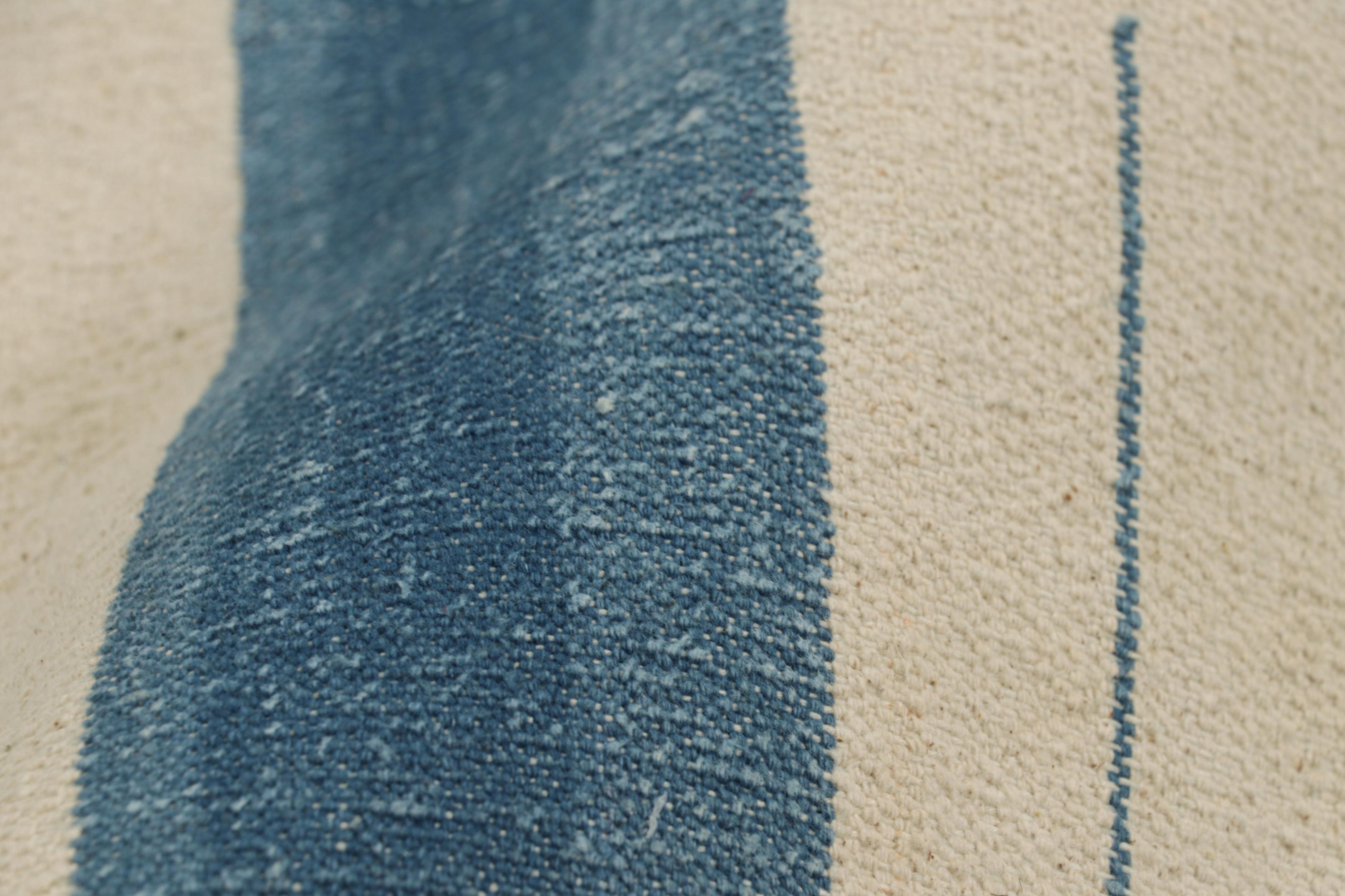 Alfombra contemporánea Dhurrie de Rug & Kilim en azul y rayas blancas crema Siglo XXI y contemporáneo en venta