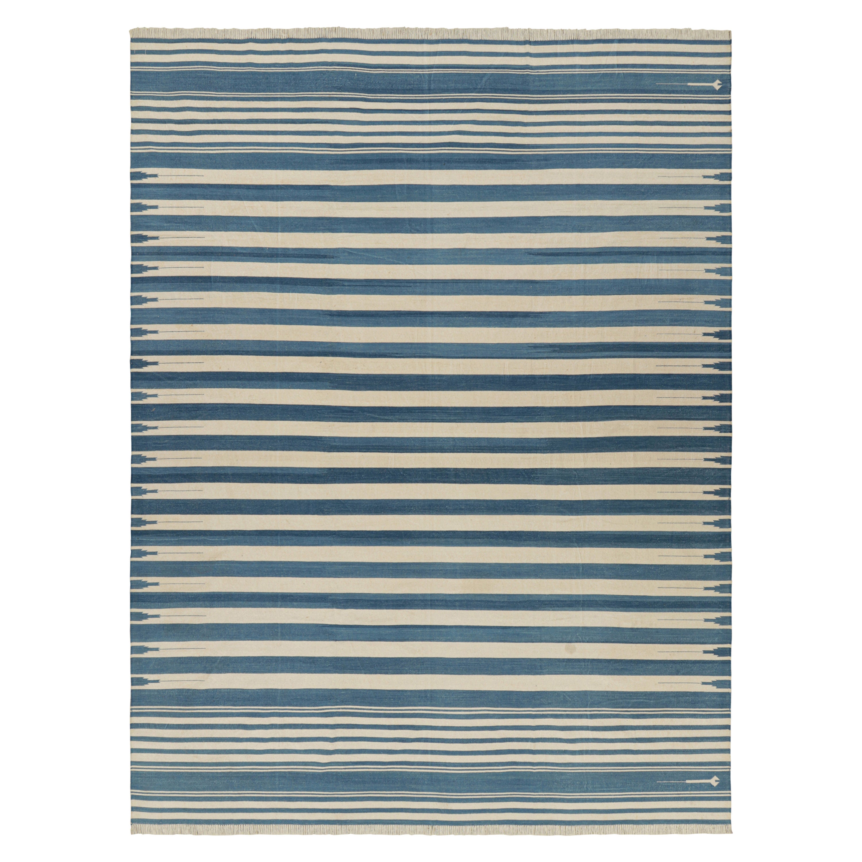 Rug & Kilim's Contemporary Dhurrie Rug in Blue and Cream White Stripes (Tapis contemporain Dhurrie en bleu et rayures crème et blanches)