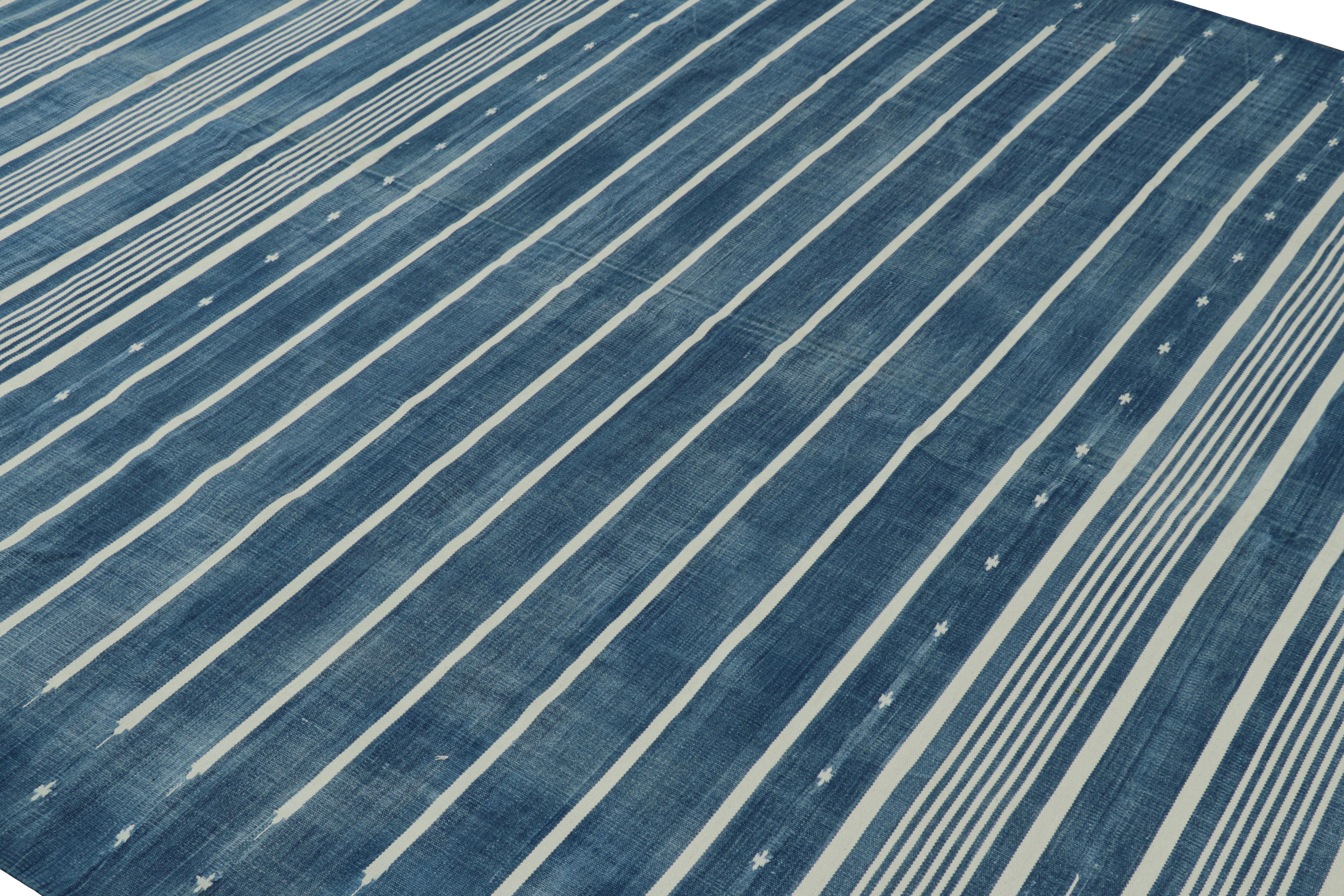 Dieses zeitgenössische 7x10 Dhurrie-Flachgewebe ist ein aufregender Neuzugang in der geschätzten Kollektion von Rug & Kilim, die nach Maß gefertigt wird. Es handelt sich um eine moderne Interpretation antiker und alter Dhurrie-Flachgewebe, die von