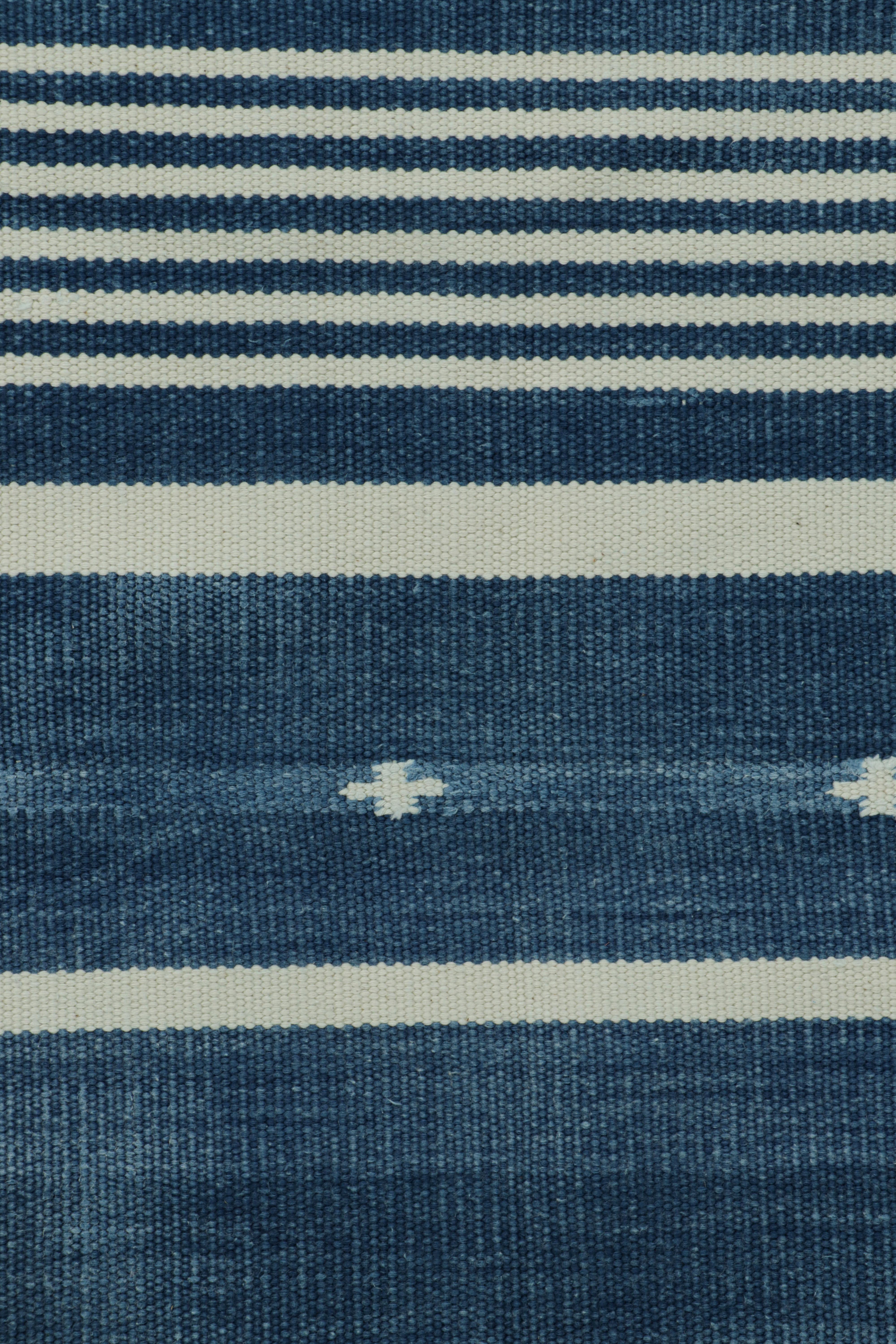 Rug & Kilim's Contemporary Dhurrie-Teppich in Blau und Off-White gestreift (Moderne) im Angebot