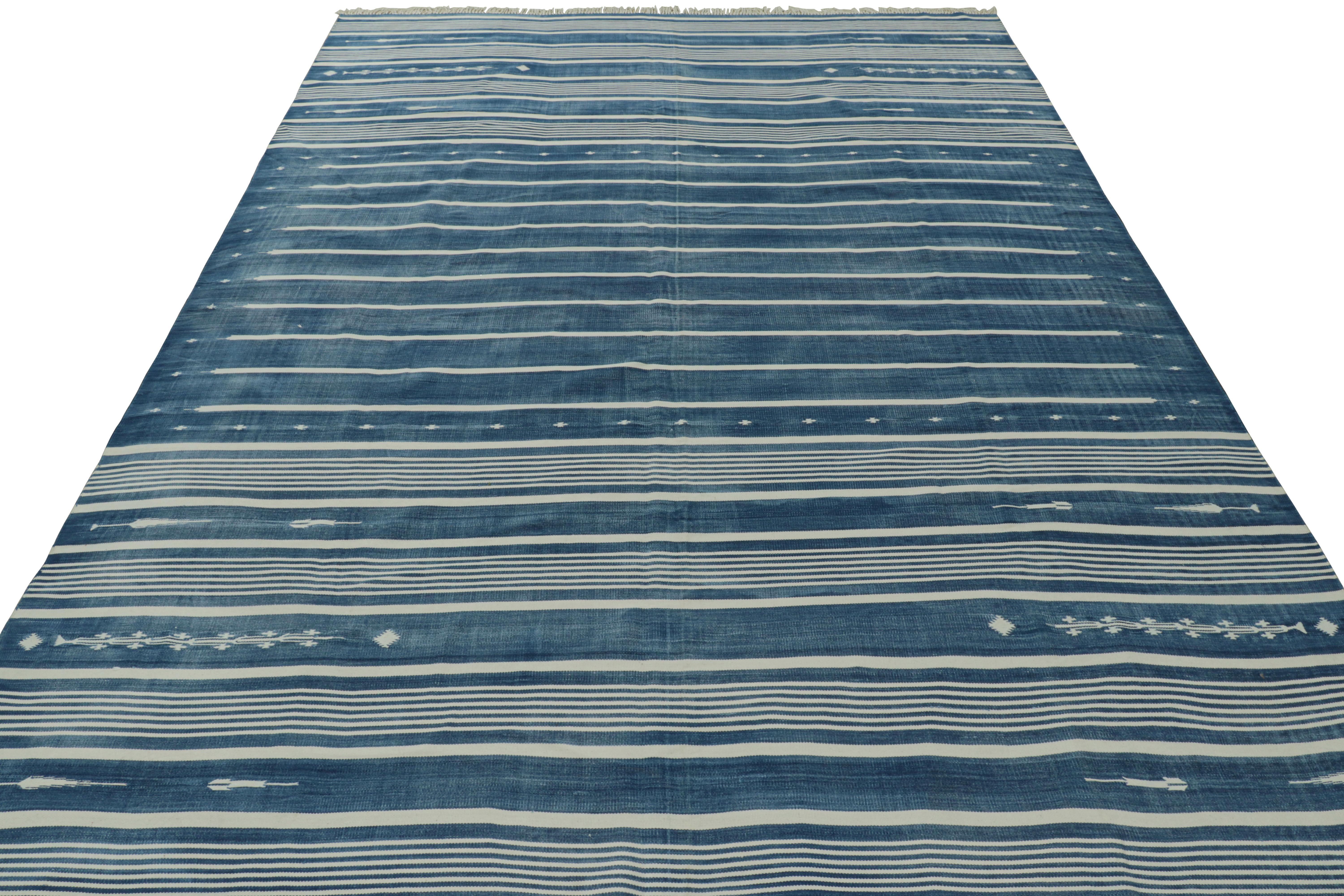 Rug & Kilim's Contemporary Dhurrie-Teppich in Blau und Off-White gestreift (Handgewebt) im Angebot