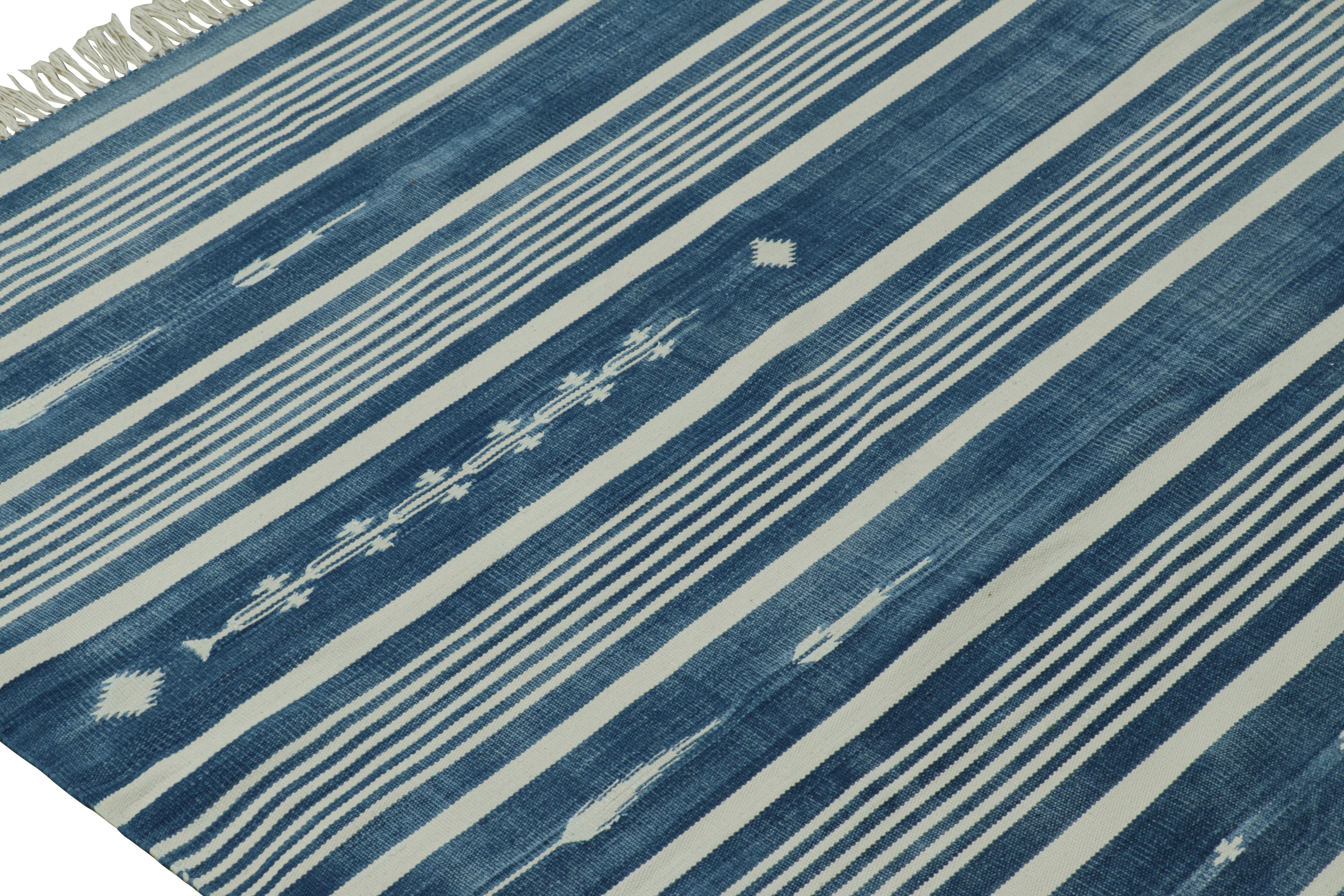Rug & Kilim’s Contemporary Dhurrie Rug in Blue and Off-White Stripes In New Condition For Sale In Long Island City, NY