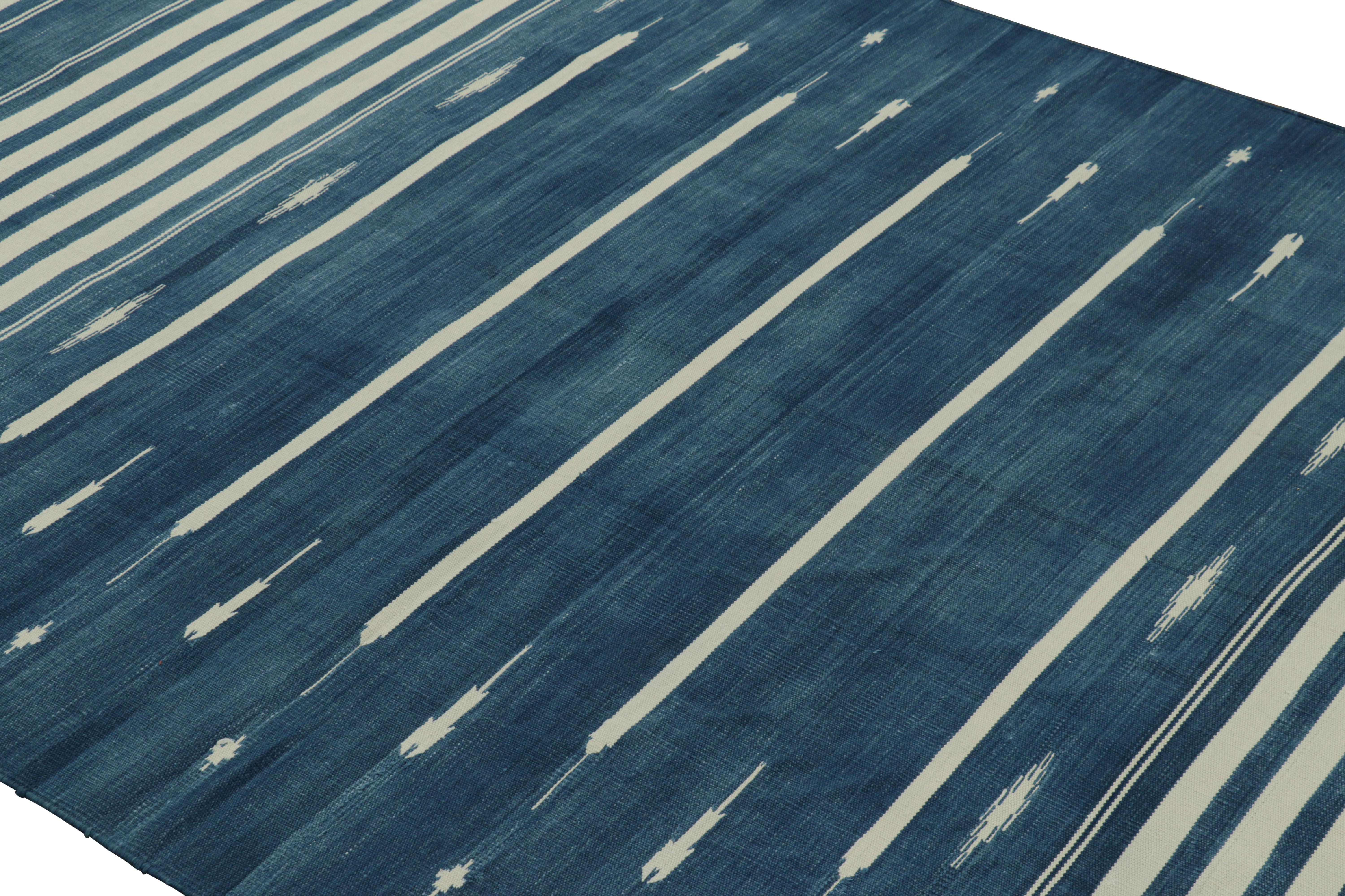 Dieses moderne 5x8 Dhurrie-Flachgewebe ist ein aufregender Neuzugang in der geschätzten Kollektion von Rug & Kilim, die nach Maß gefertigt wird. Es handelt sich um eine moderne Interpretation antiker und alter Dhurrie-Flachgewebe, die von einem der