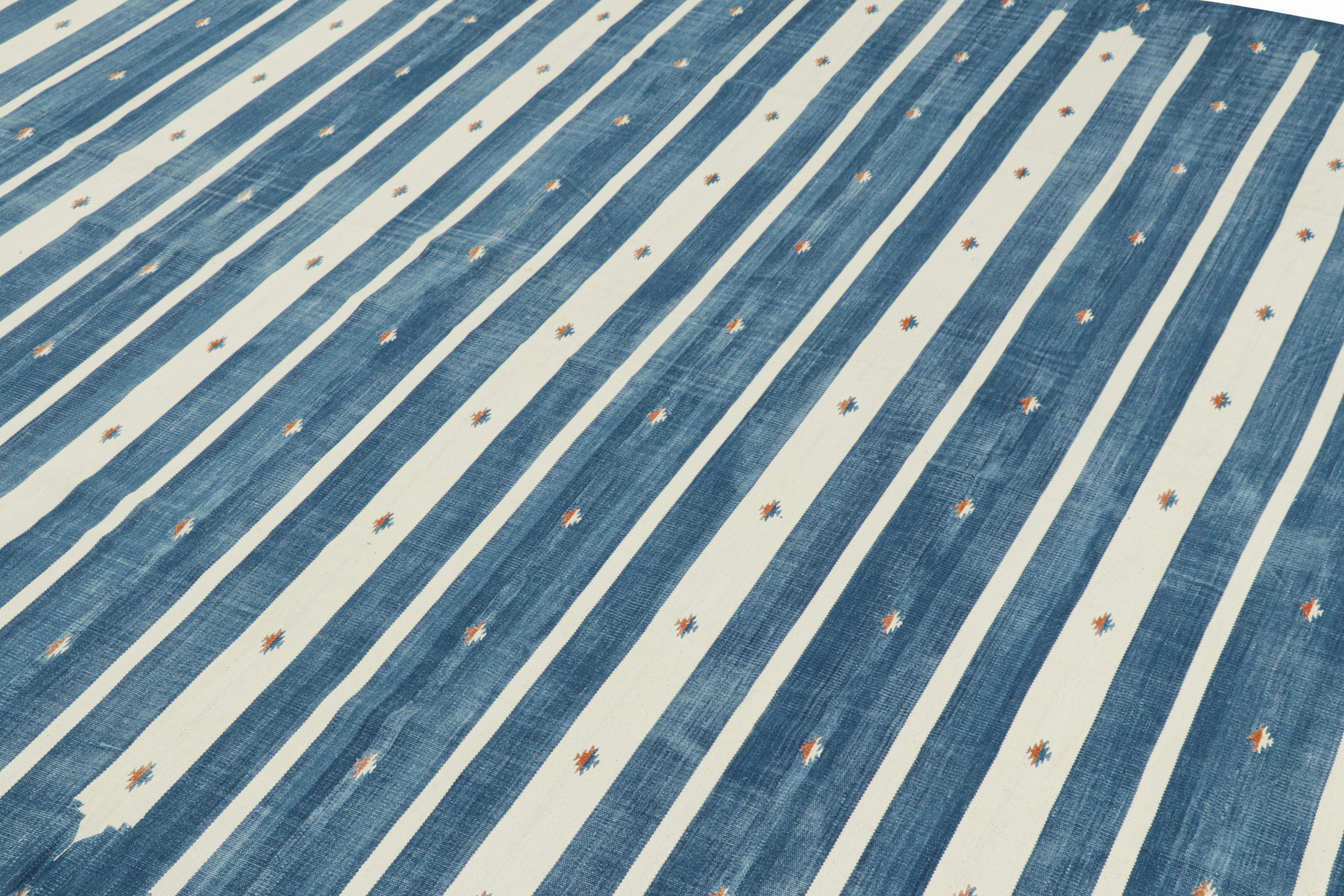 Ce tissage plat contemporain 8x10 Dhurrie est une nouvelle entrée passionnante dans la collection estimée de Rug & Kilim, qui peut être personnalisée. Tissé à la main en coton, il s'agit d'une version moderne des tissages plats anciens et vintage de