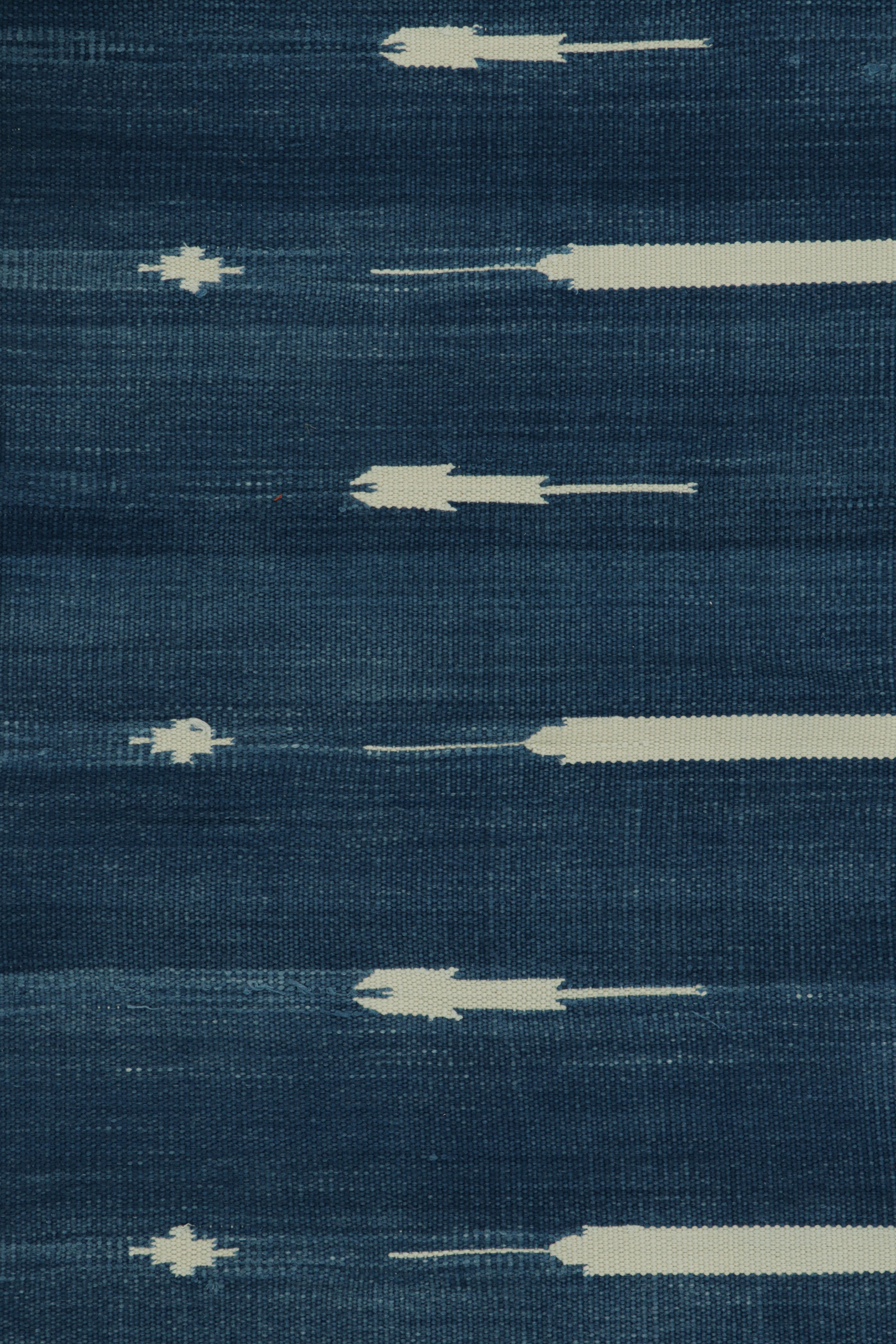 Rug & Kilim's Contemporary Dhurrie-Teppich in Blau und Weiß gestreift (Moderne) im Angebot
