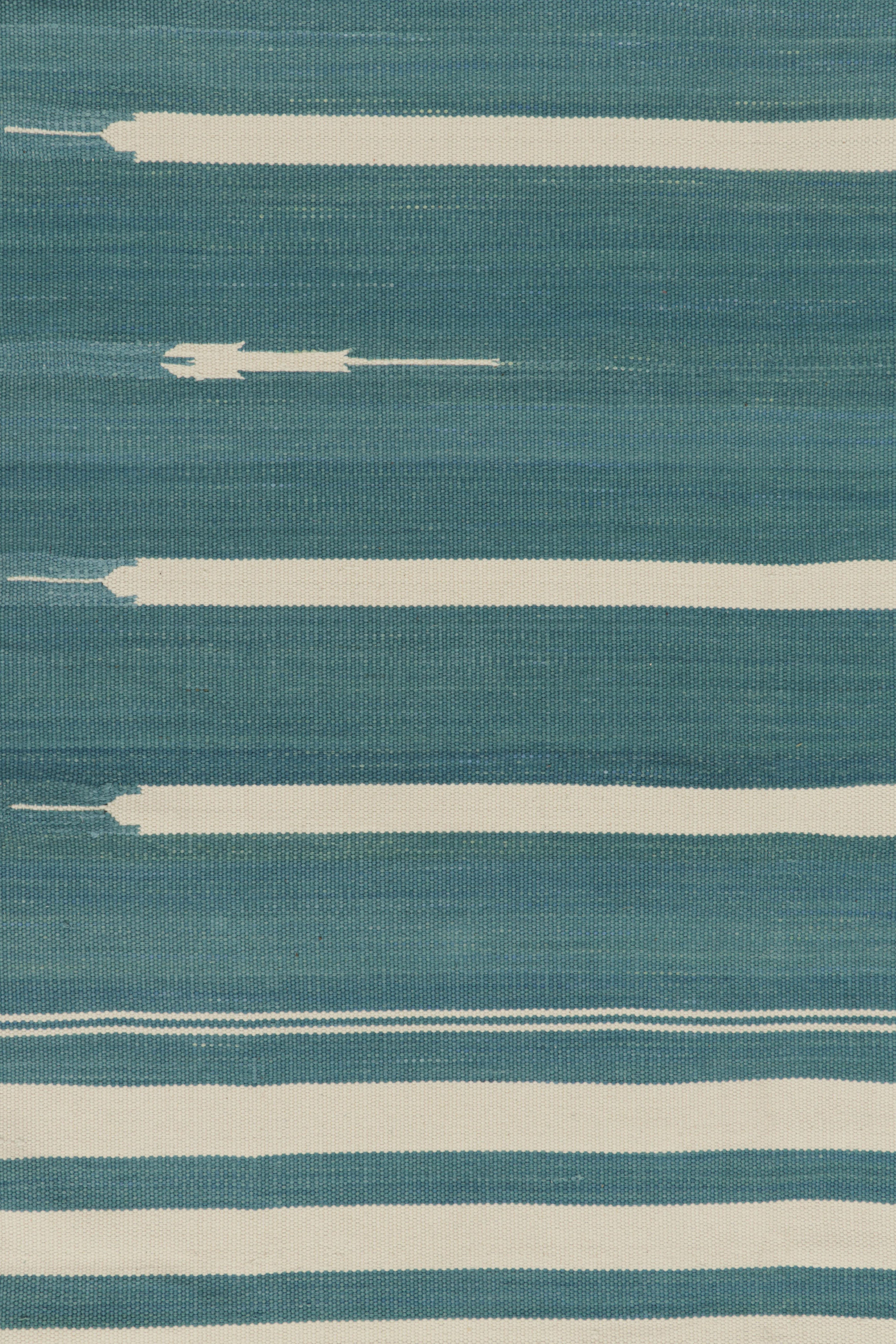 Rug & Kilim's Contemporary Dhurrie-Teppich in Blau und Weiß gestreift (Indisch) im Angebot