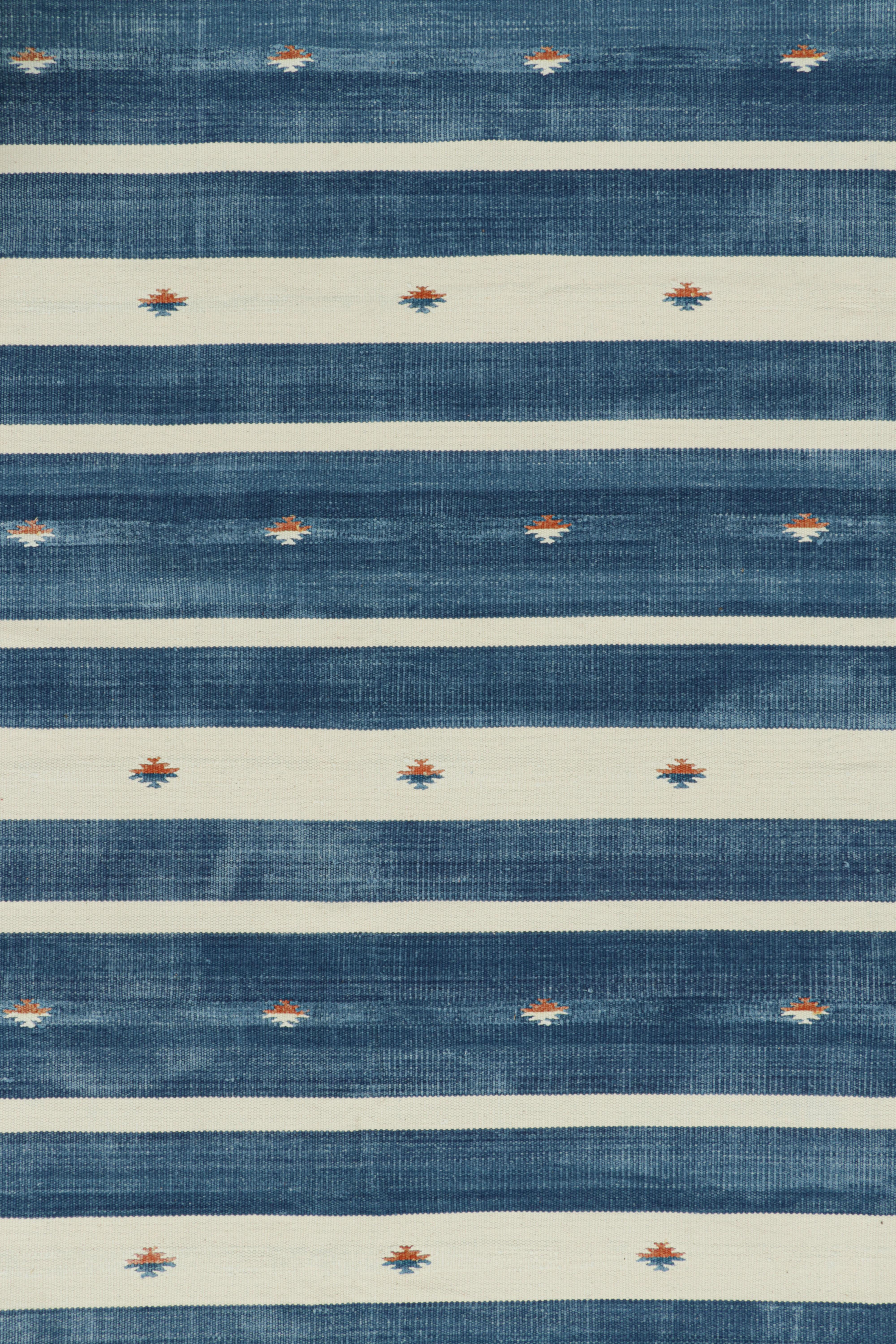 Indien Tapis Dhurrie contemporain à rayures bleues et blanches de Rug & Kilim en vente