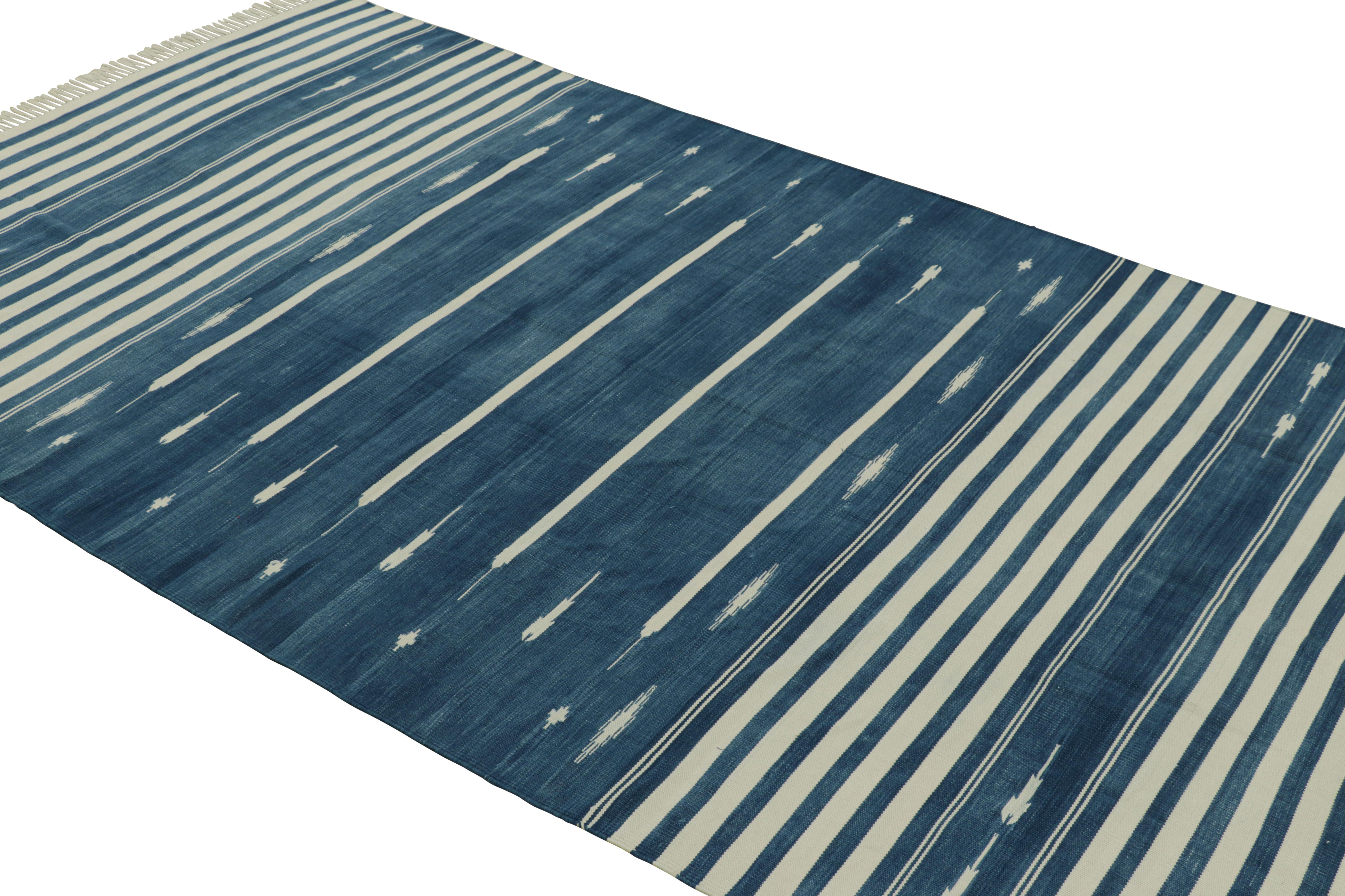 Rug & Kilim's Contemporary Dhurrie-Teppich in Blau und Weiß gestreift (Indisch) im Angebot