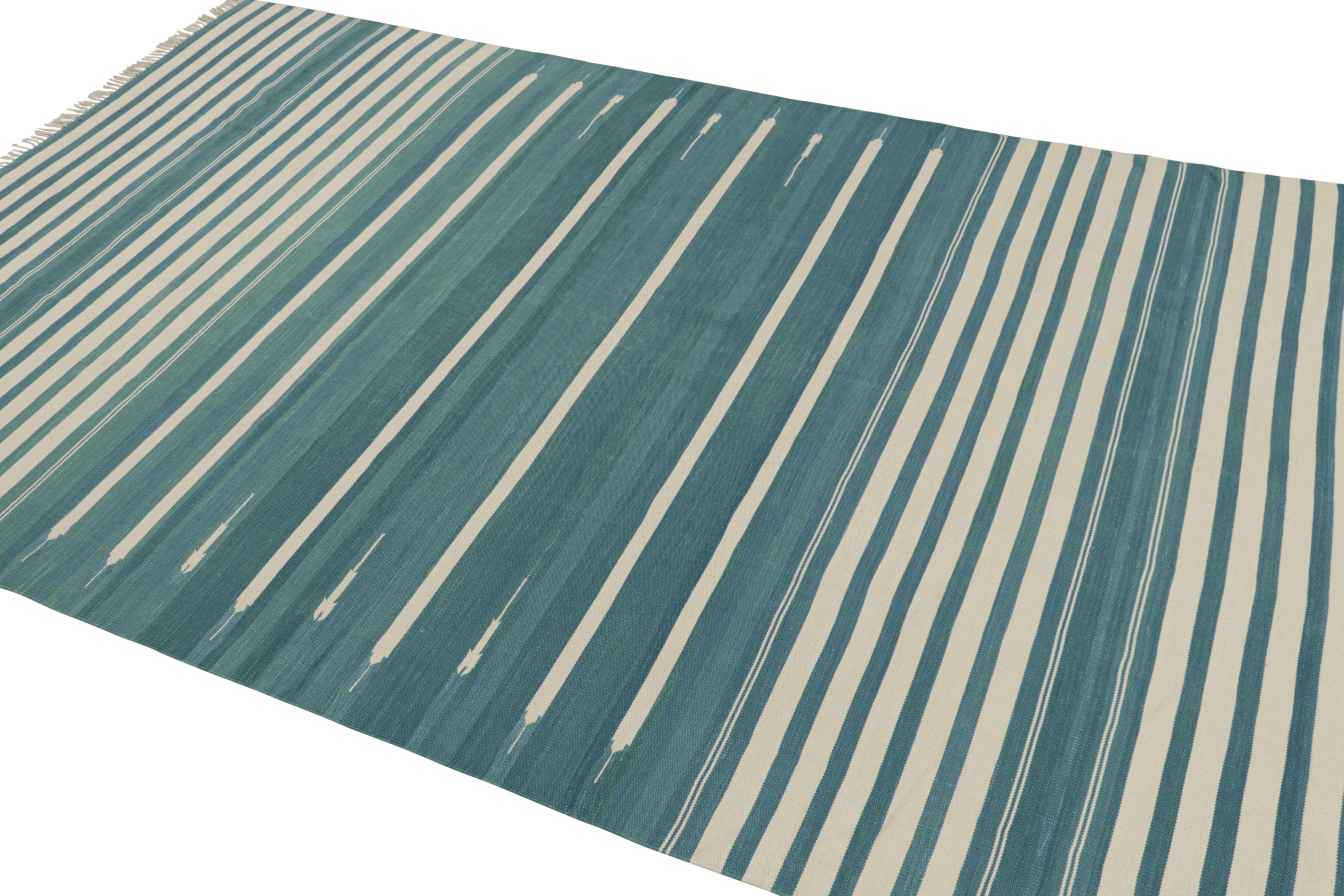 Rug & Kilim's Contemporary Dhurrie-Teppich in Blau und Weiß gestreift (Handgewebt) im Angebot
