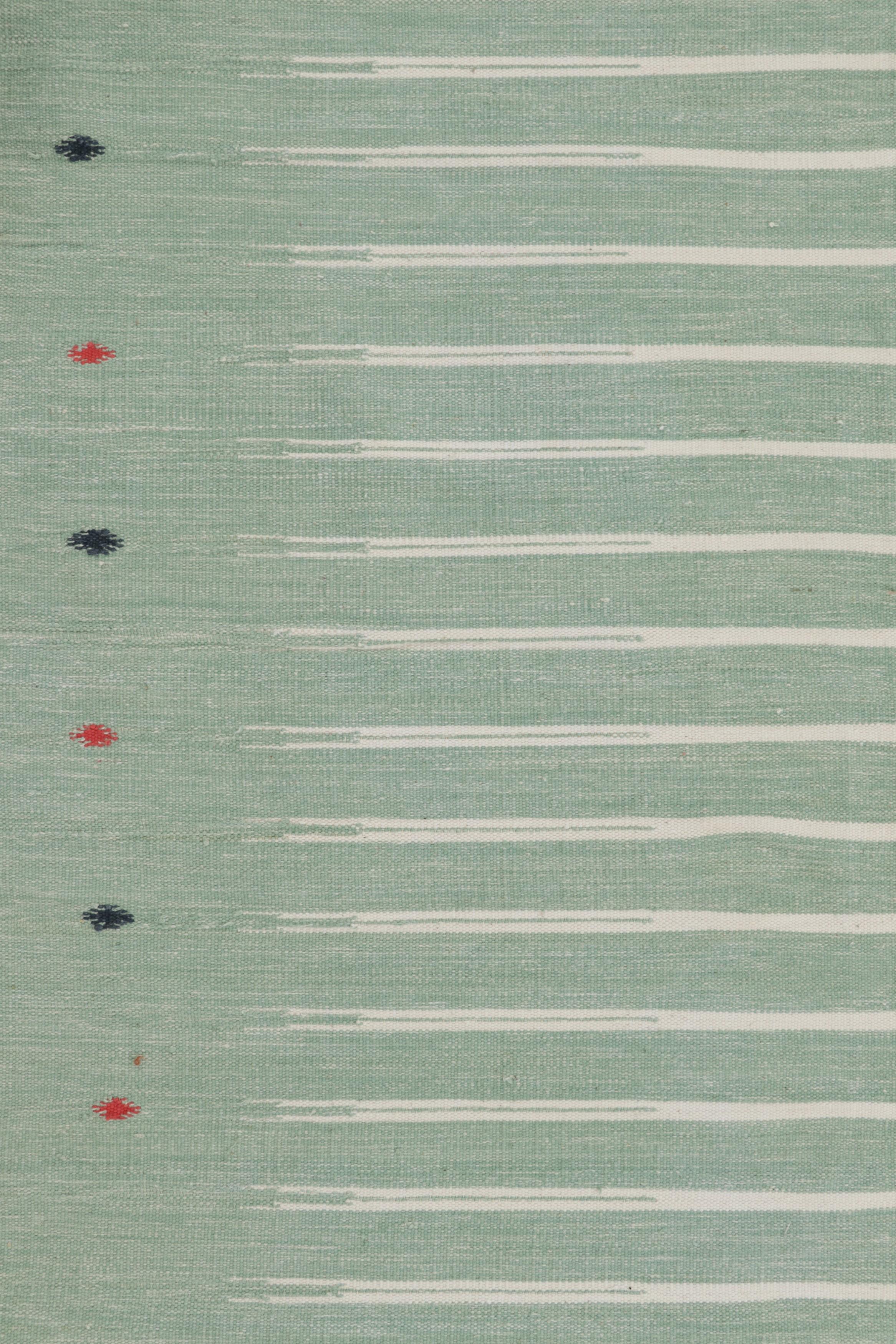 Rug & Kilim's Contemporary Dhurrie-Teppich in Blau und Weiß gestreift (Indisch) im Angebot