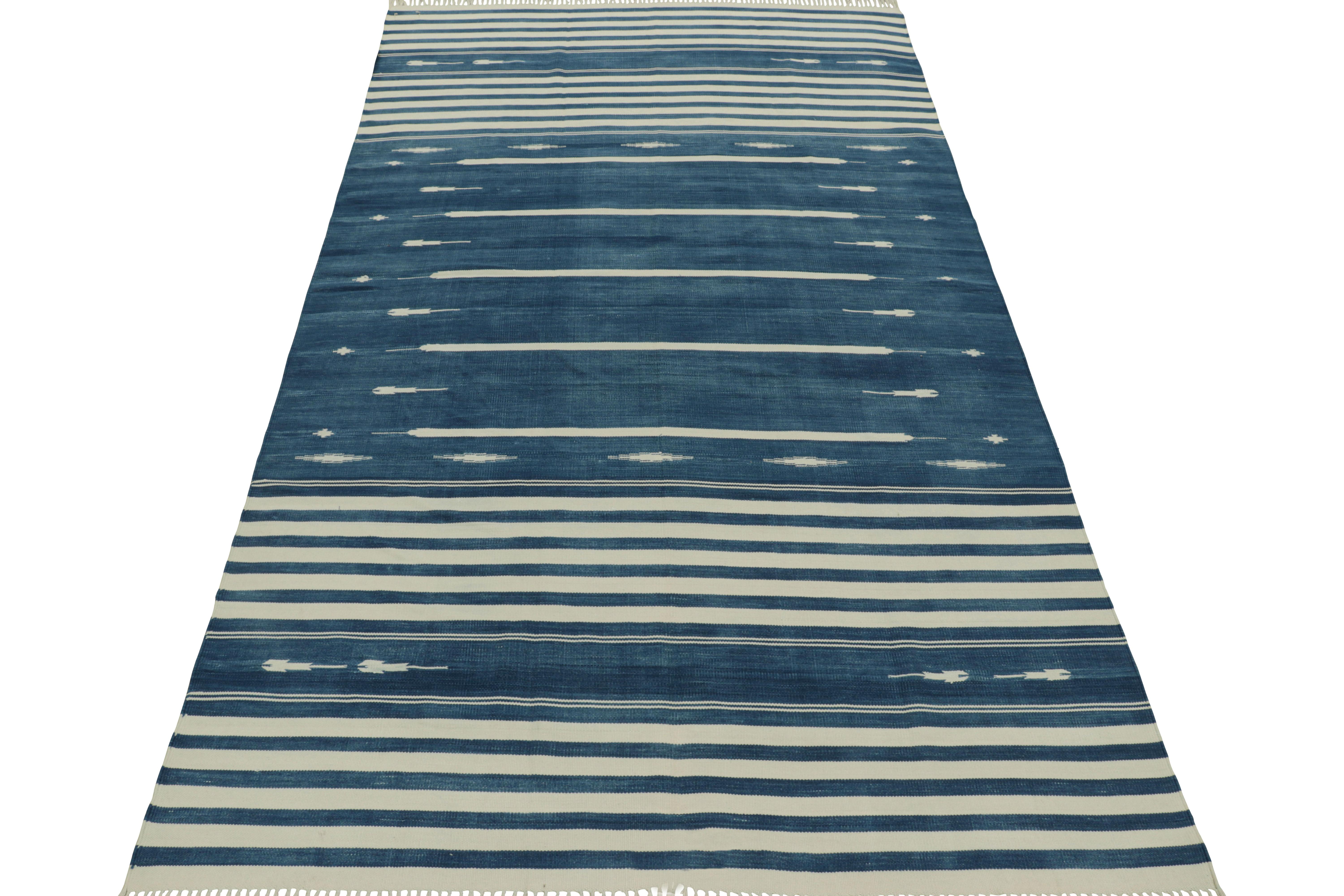 Rug & Kilim's Contemporary Dhurrie-Teppich in Blau und Weiß gestreift (Handgewebt) im Angebot