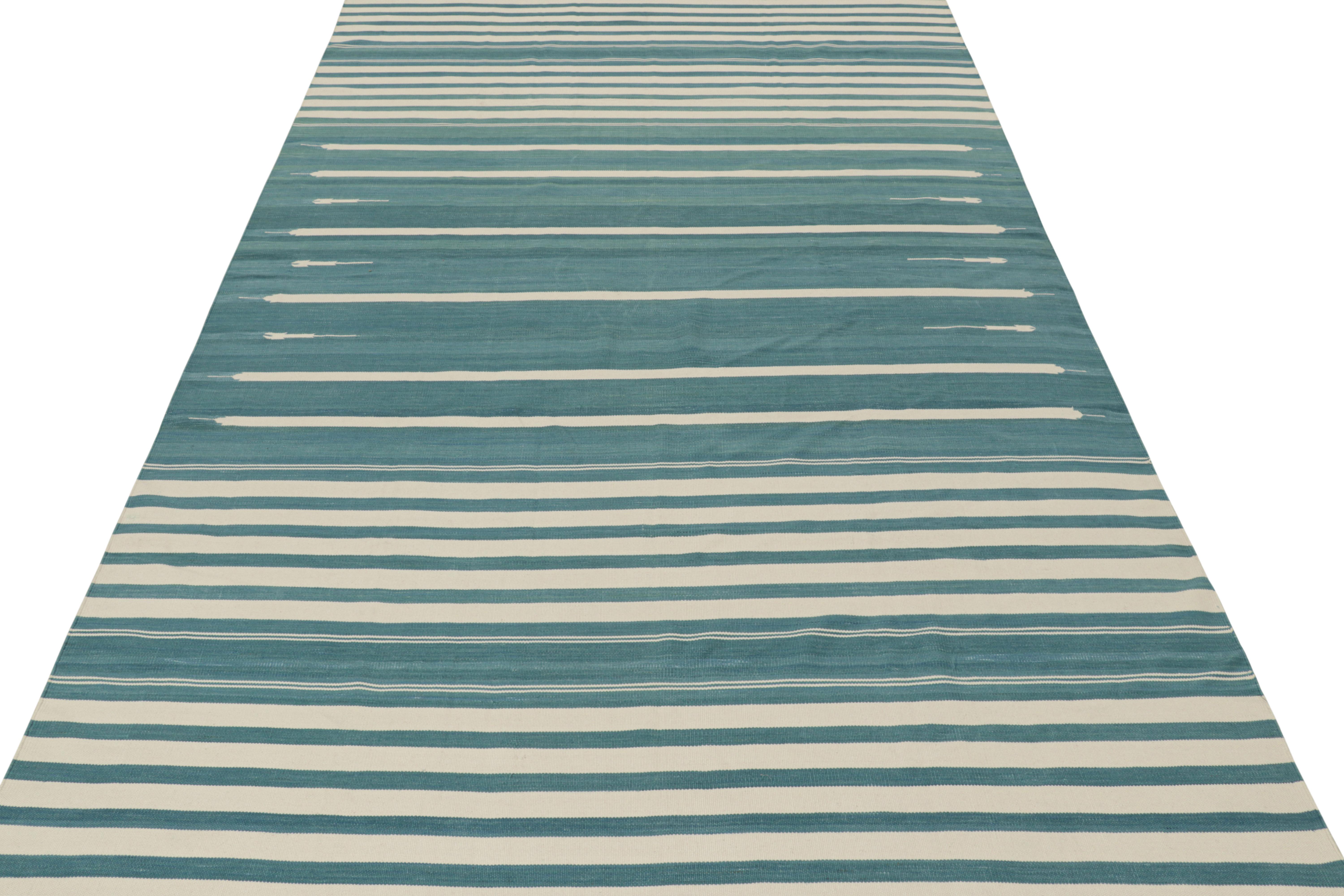 Rug & Kilim's Contemporary Dhurrie-Teppich in Blau und Weiß gestreift im Zustand „Neu“ im Angebot in Long Island City, NY