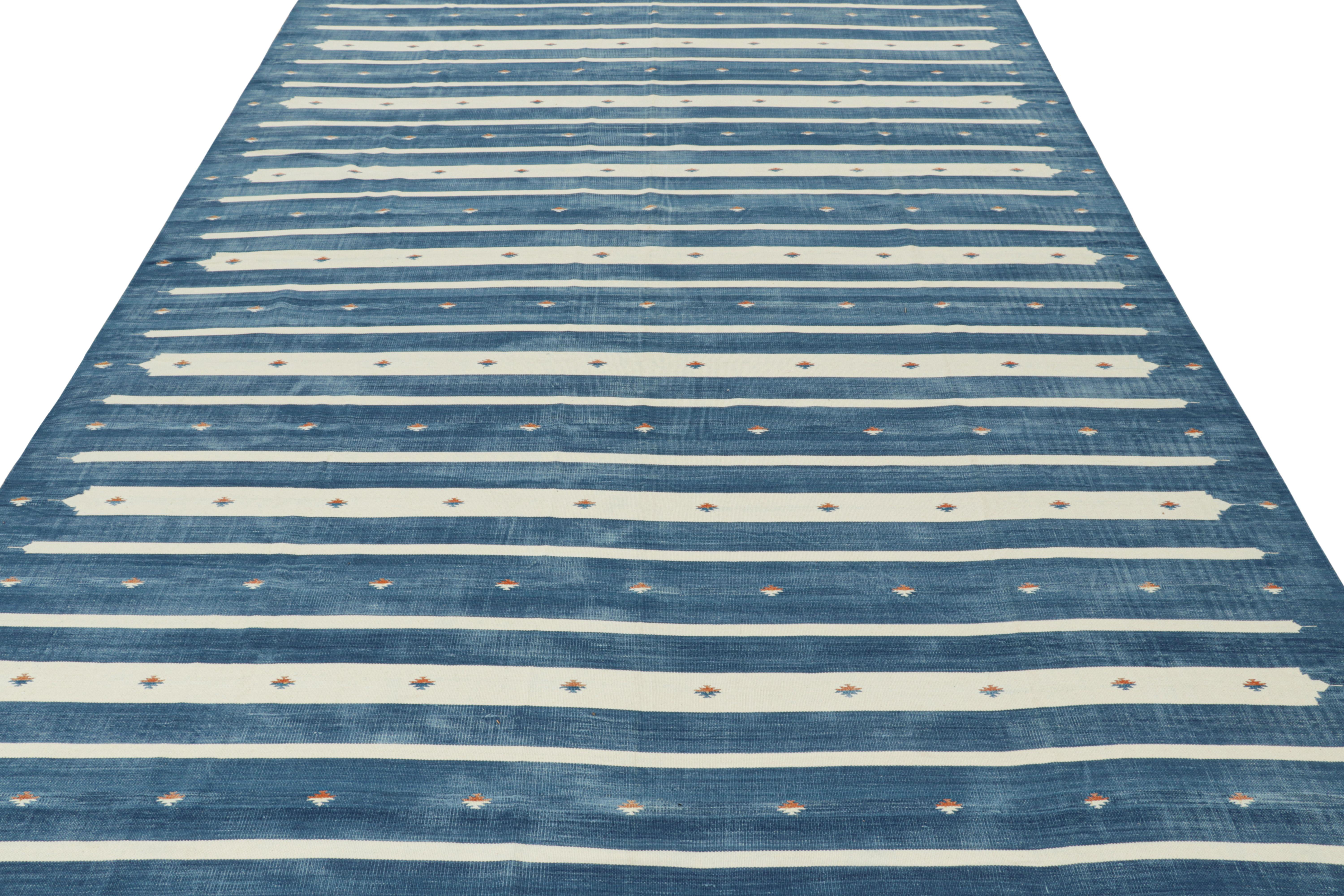 Tapis Dhurrie contemporain à rayures bleues et blanches de Rug & Kilim Neuf - En vente à Long Island City, NY