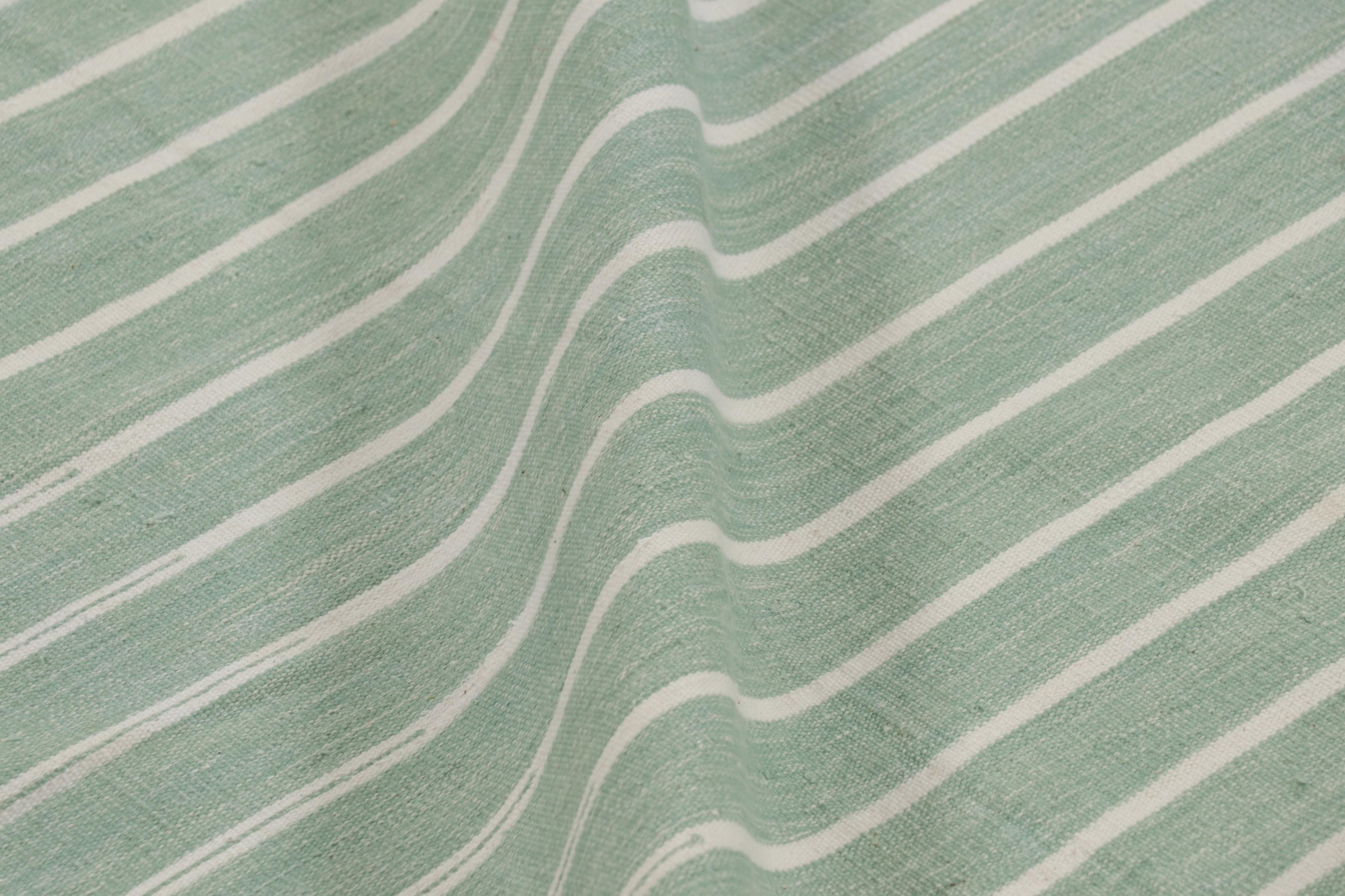 Rug & Kilim's Contemporary Dhurrie-Teppich in Blau und Weiß gestreift (Handgewebt) im Angebot