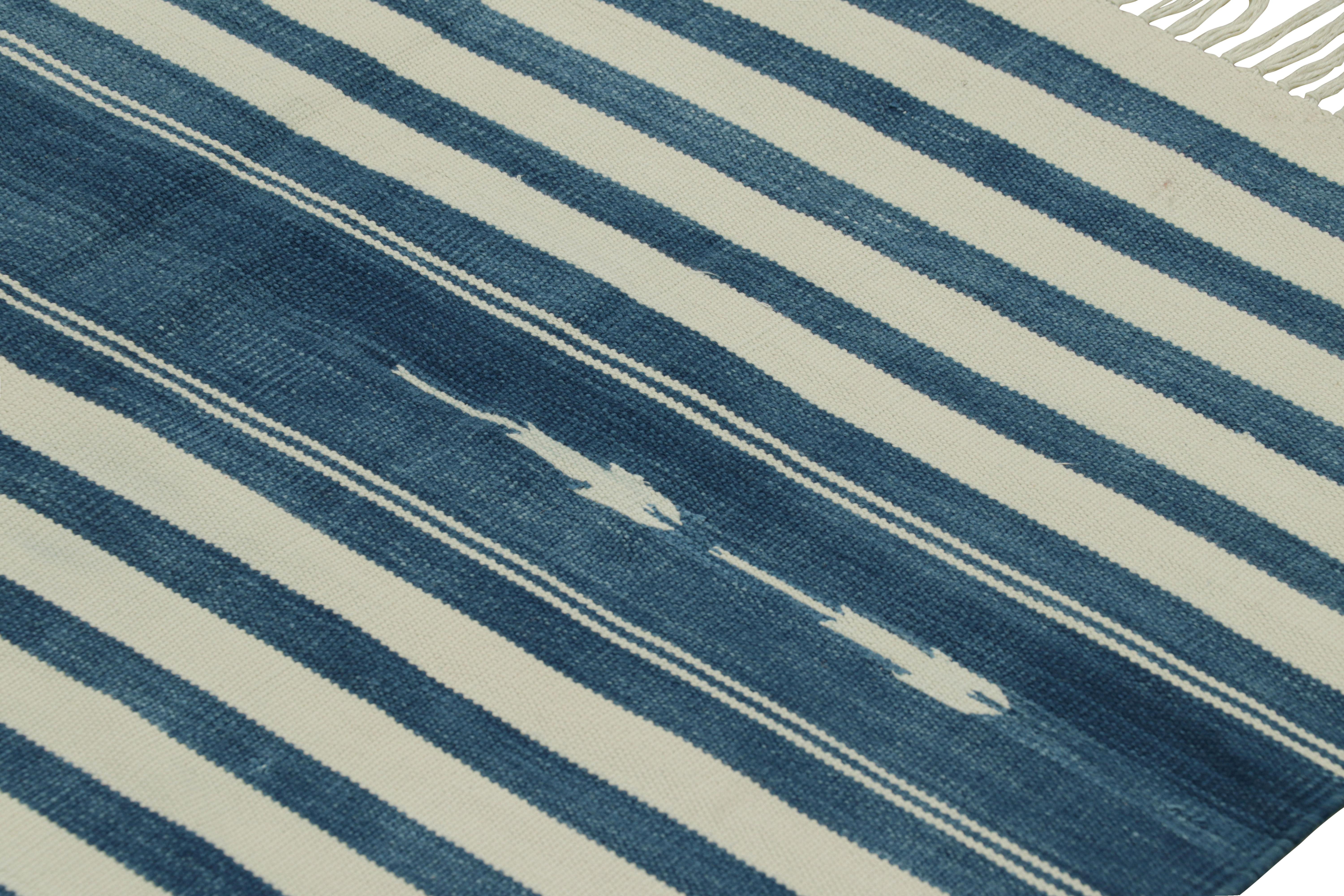 Rug & Kilim's Contemporary Dhurrie-Teppich in Blau und Weiß gestreift im Zustand „Neu“ im Angebot in Long Island City, NY