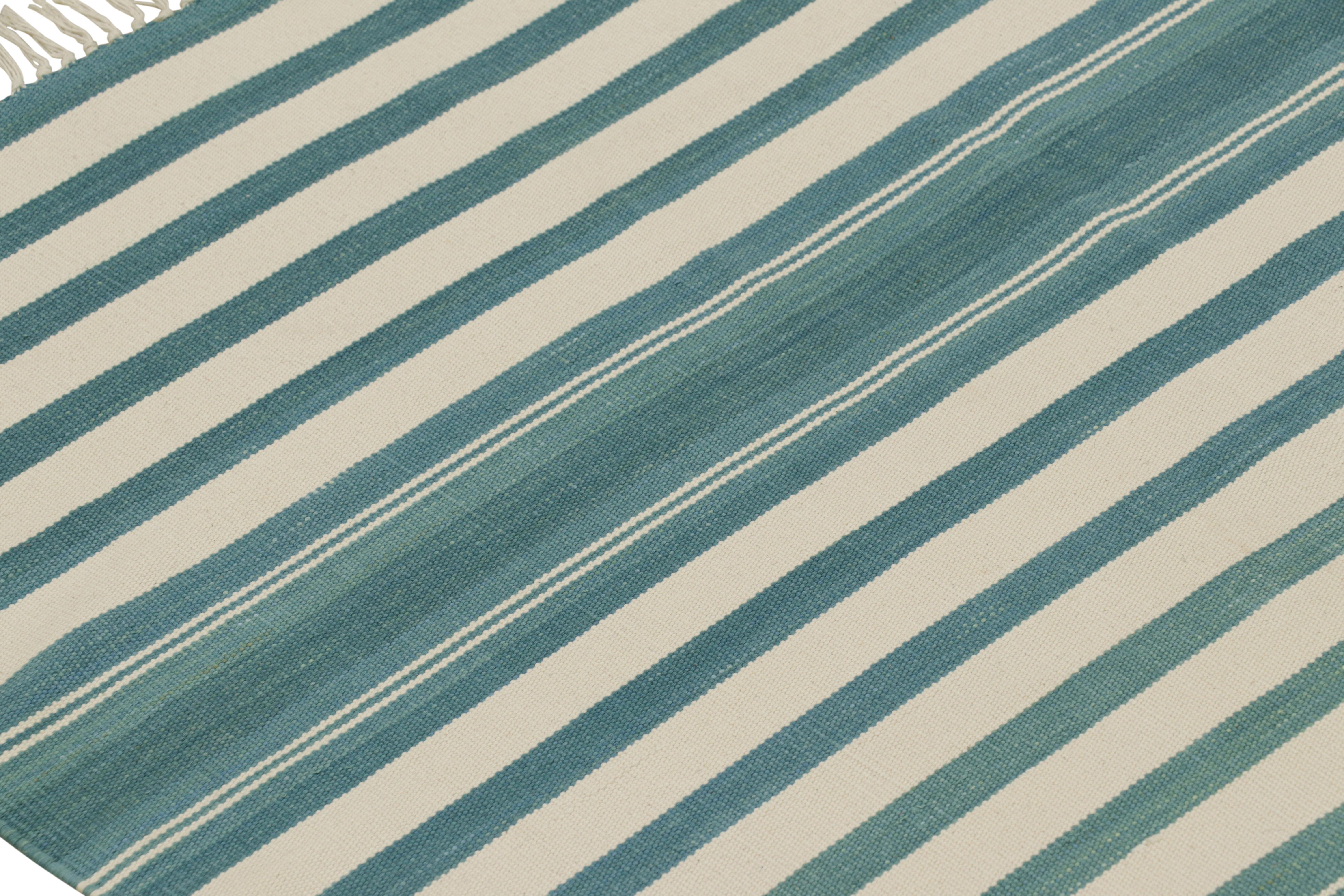 Rug & Kilim's Contemporary Dhurrie-Teppich in Blau und Weiß gestreift (21. Jahrhundert und zeitgenössisch) im Angebot