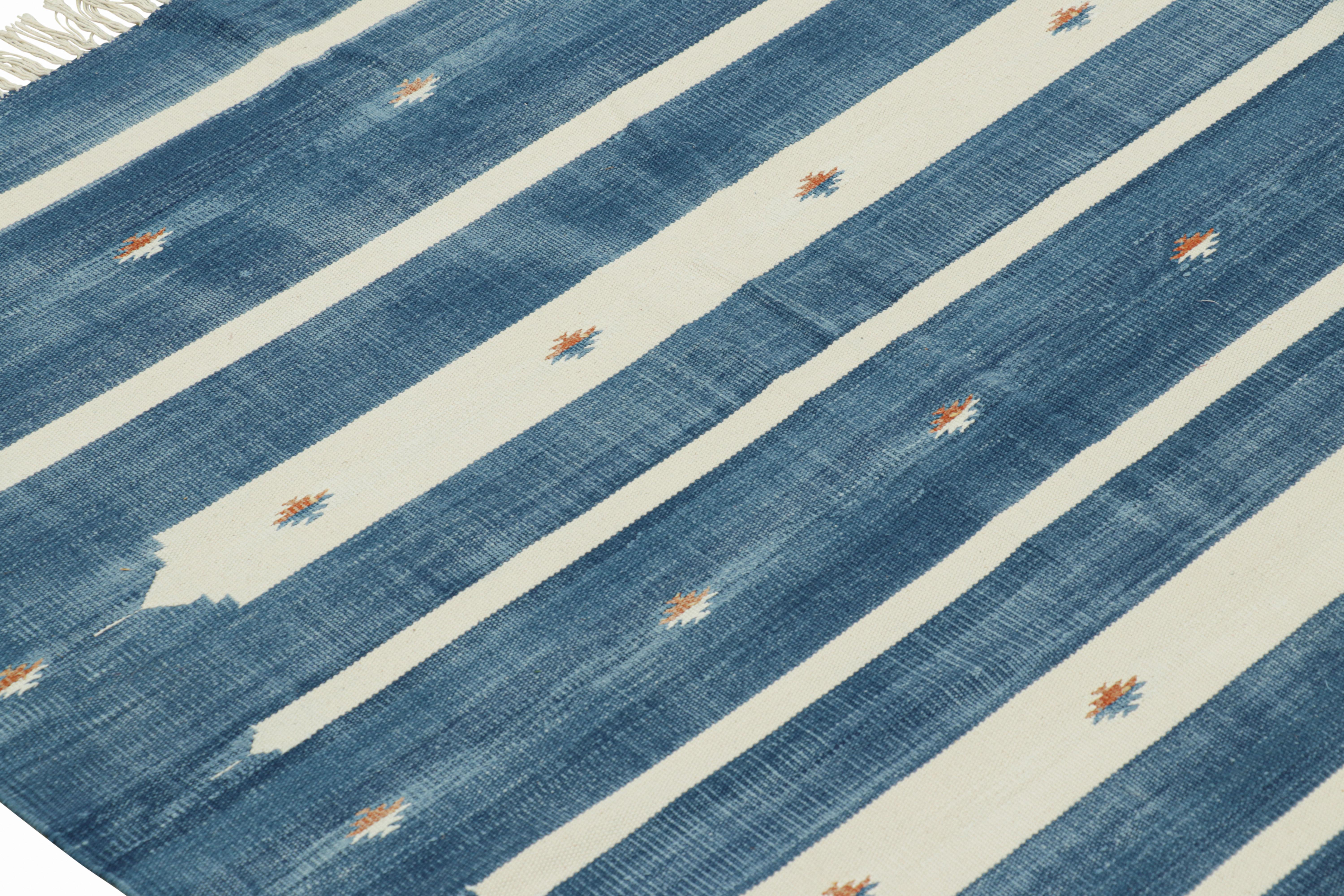 XXIe siècle et contemporain Tapis Dhurrie contemporain à rayures bleues et blanches de Rug & Kilim en vente