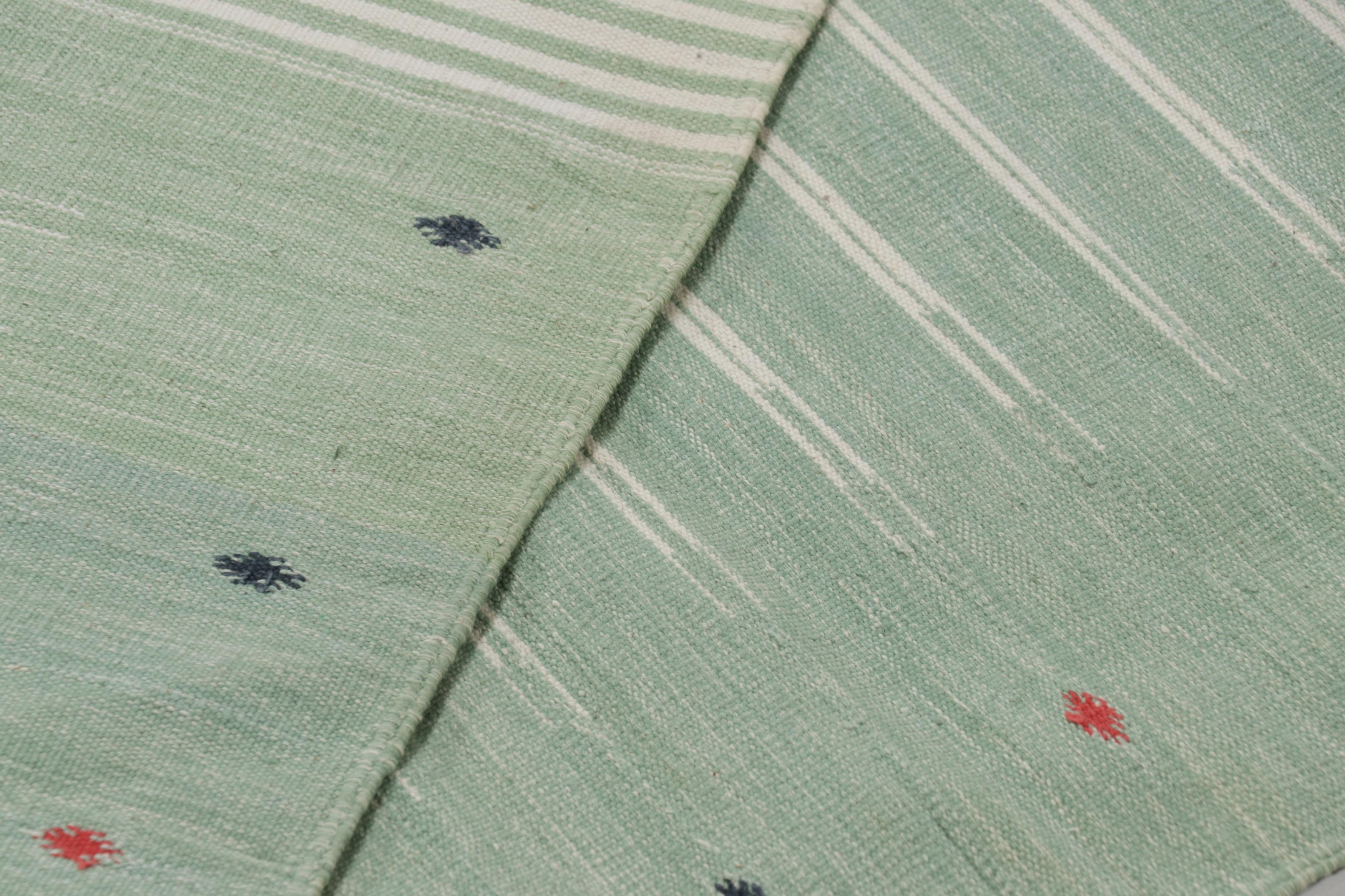 Rug & Kilim's Contemporary Dhurrie-Teppich in Blau und Weiß gestreift im Zustand „Neu“ im Angebot in Long Island City, NY