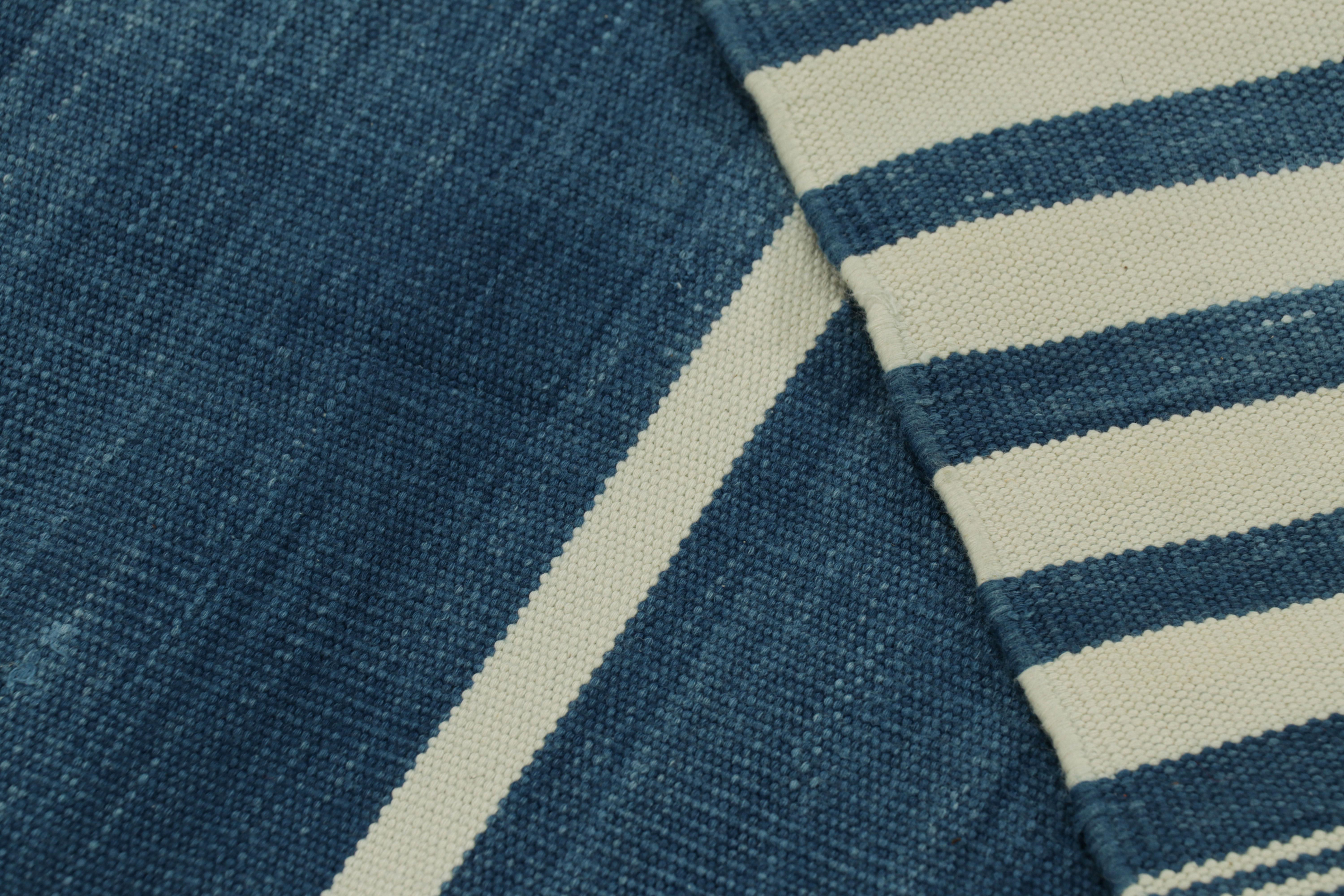 Rug & Kilim's Contemporary Dhurrie-Teppich in Blau und Weiß gestreift (21. Jahrhundert und zeitgenössisch) im Angebot