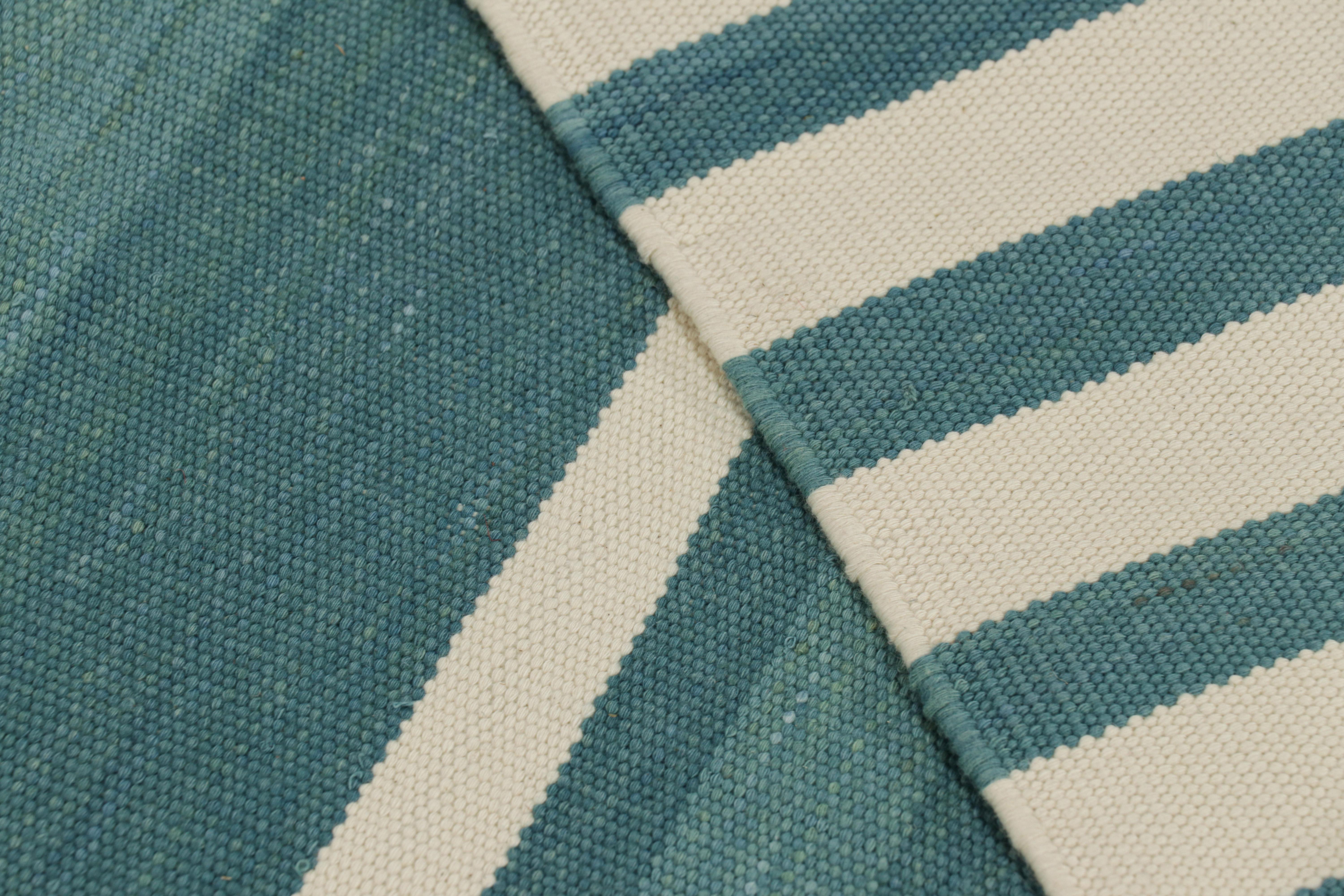 Rug & Kilim's Contemporary Dhurrie-Teppich in Blau und Weiß gestreift (Baumwolle) im Angebot
