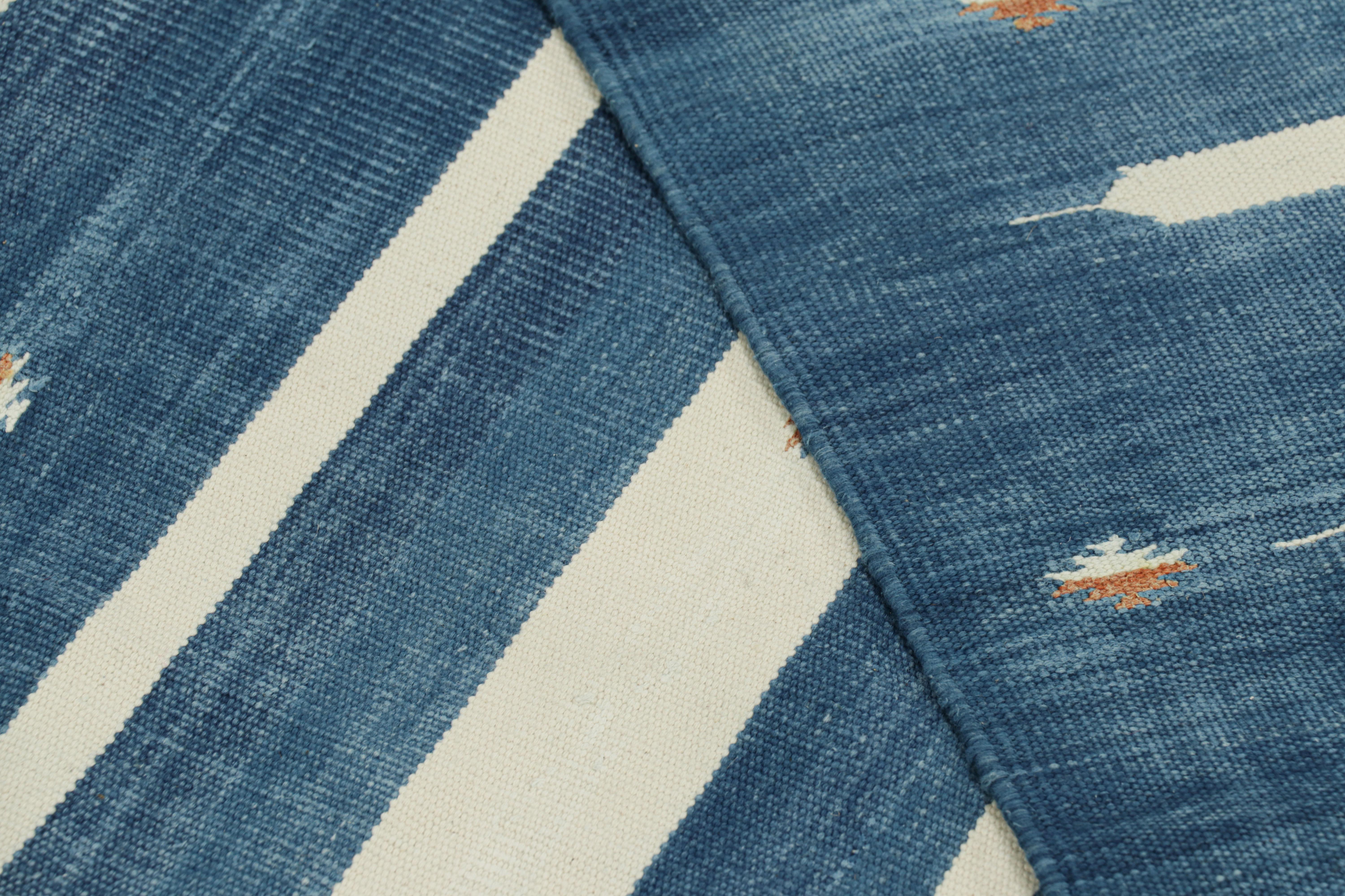 Coton Tapis Dhurrie contemporain à rayures bleues et blanches de Rug & Kilim en vente