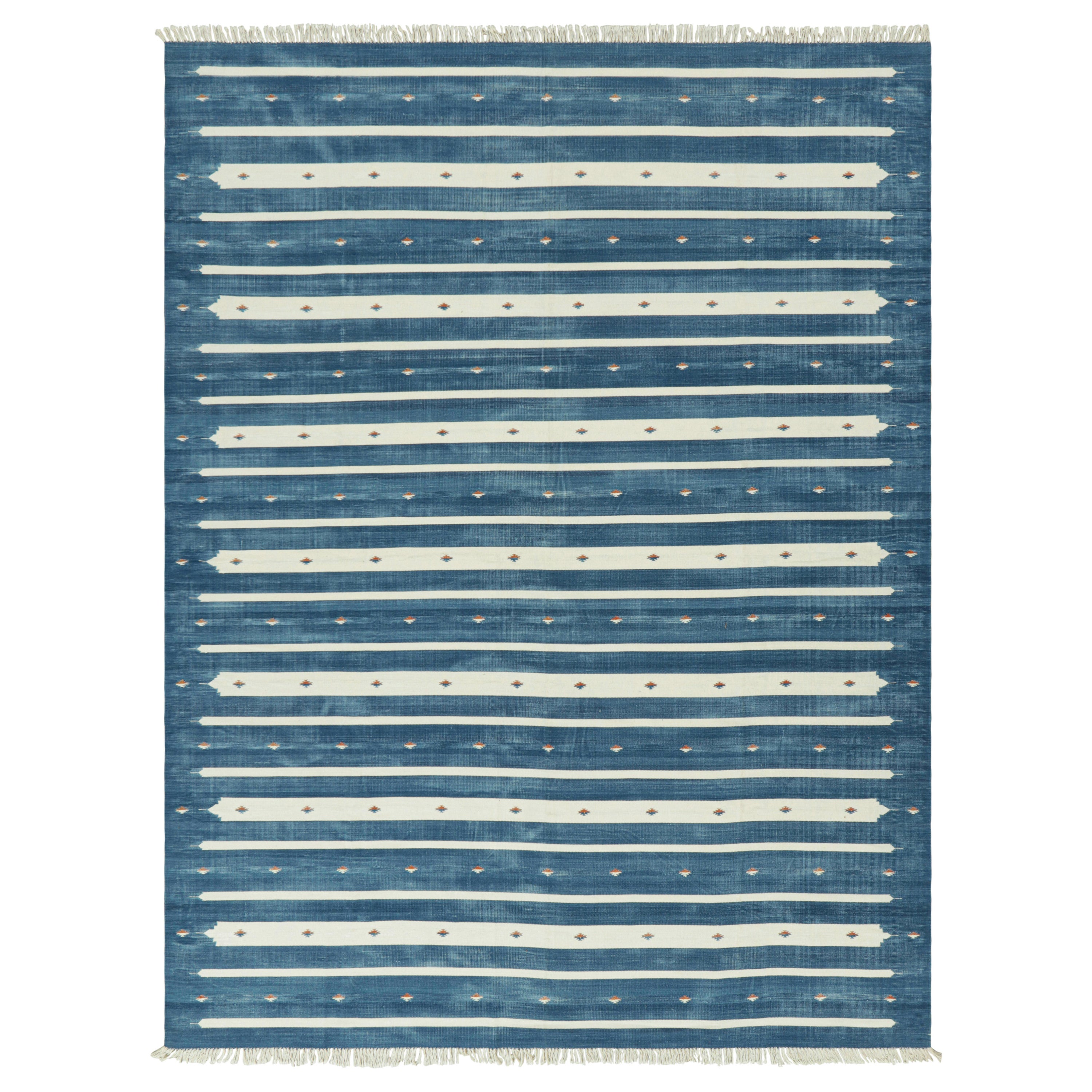 Tapis Dhurrie contemporain à rayures bleues et blanches de Rug & Kilim