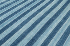 Rug & Kilim's Contemporary Dhurrie-Teppich in blauen Streifen