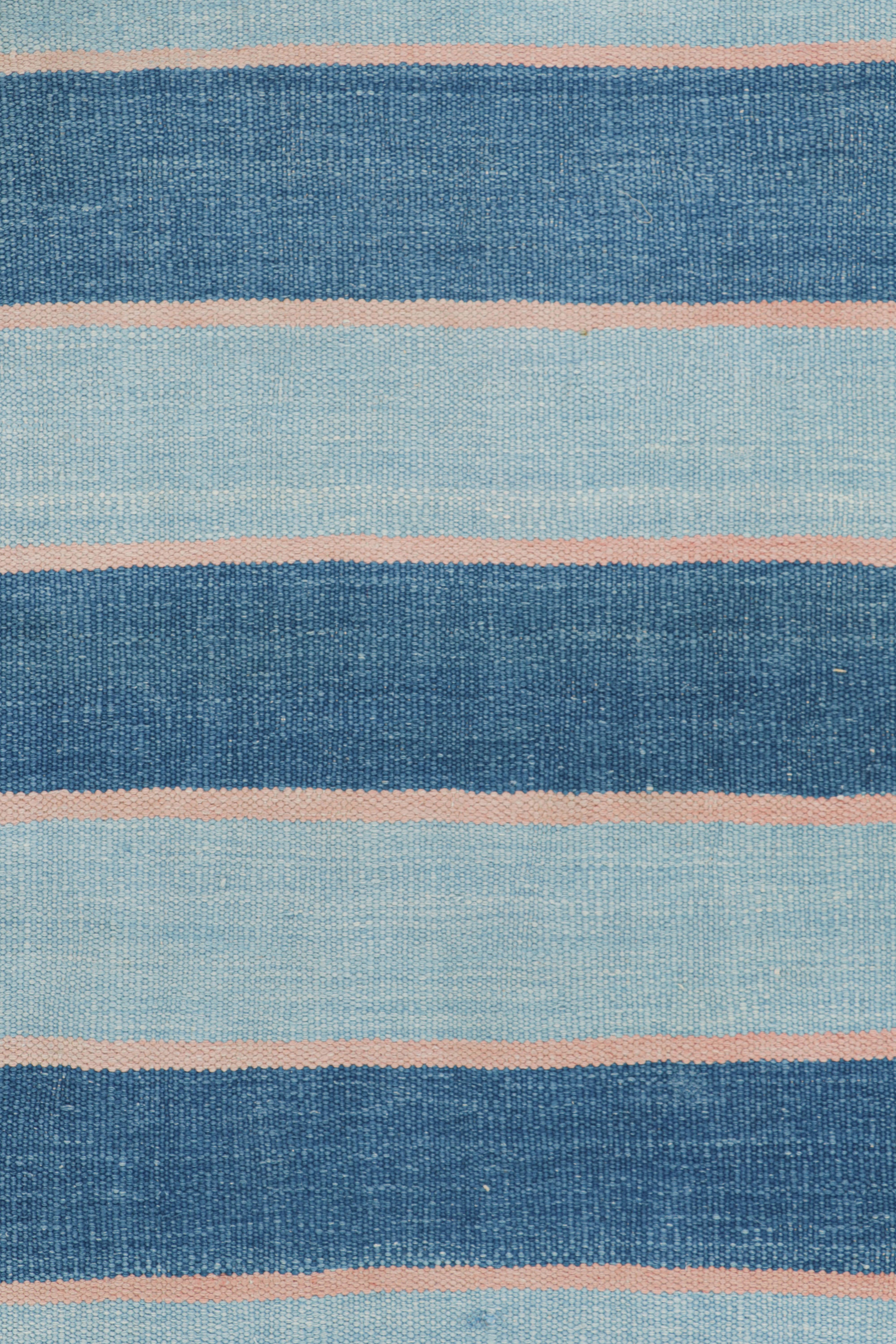 Moderno Rug & Kilim: Tappeto Dhurrie contemporaneo a strisce blu in vendita