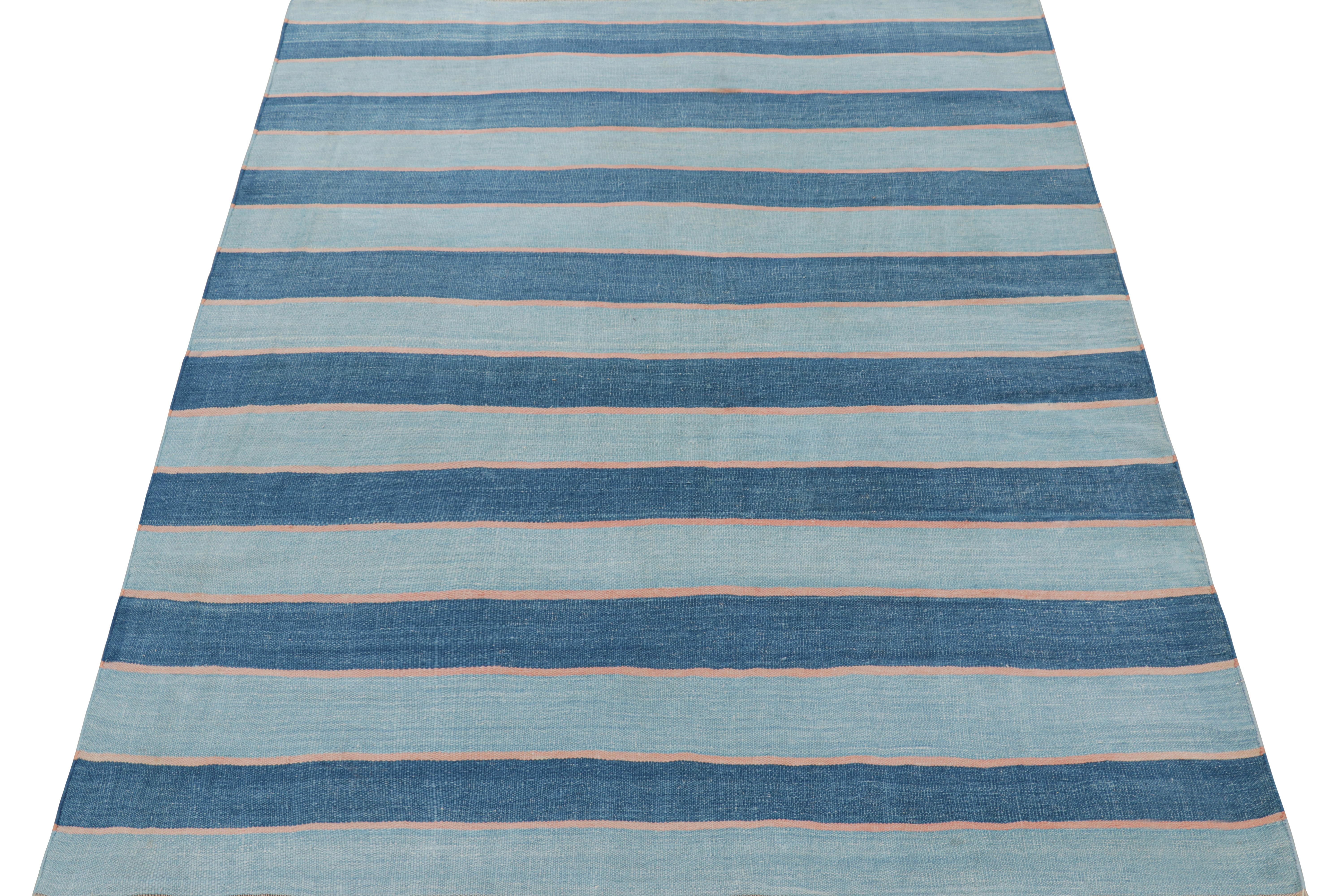 Tessuto a mano Rug & Kilim: Tappeto Dhurrie contemporaneo a strisce blu in vendita