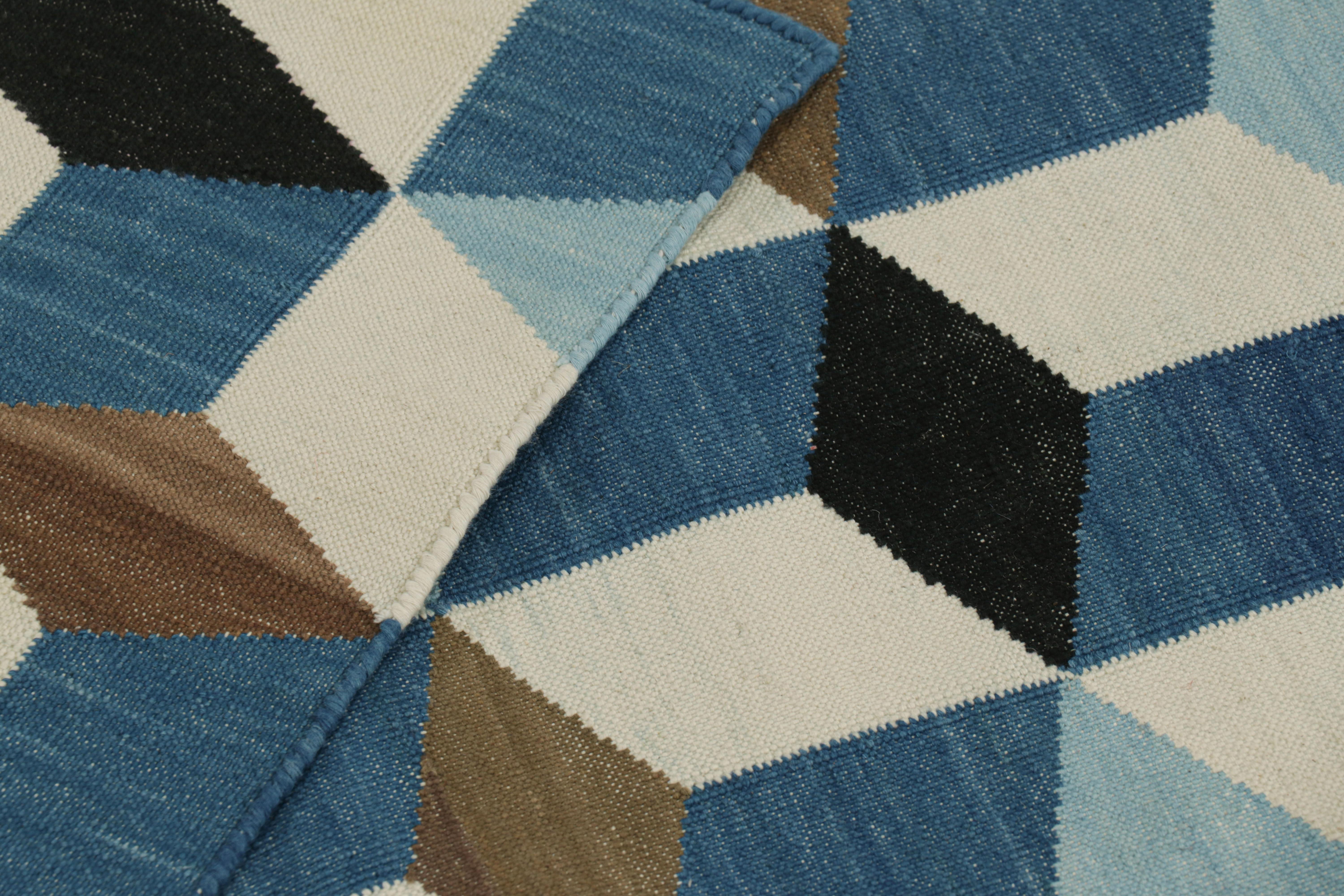 Rug & Kilim's Contemporary Dhurrie-Teppich in Blau und Weiß mit kubistischen geometrischen Mustern (21. Jahrhundert und zeitgenössisch) im Angebot