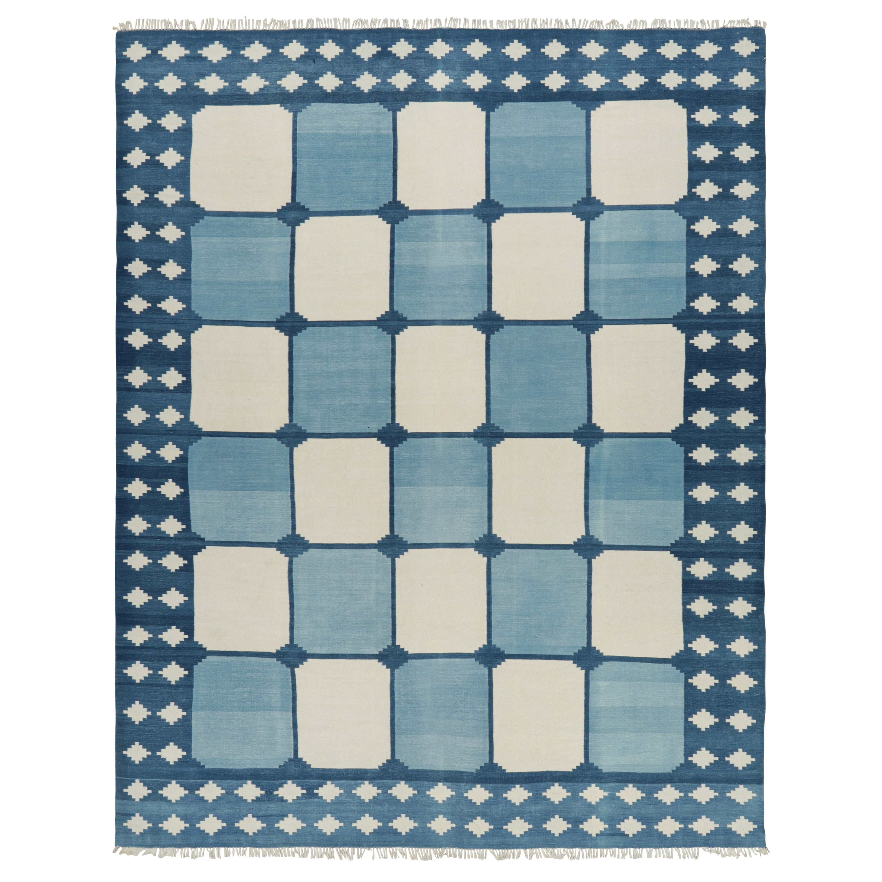 Rug & Kilim's Contemporary Dhurrie-Teppich in Blau und Weiß mit geometrischen Quadratmustern