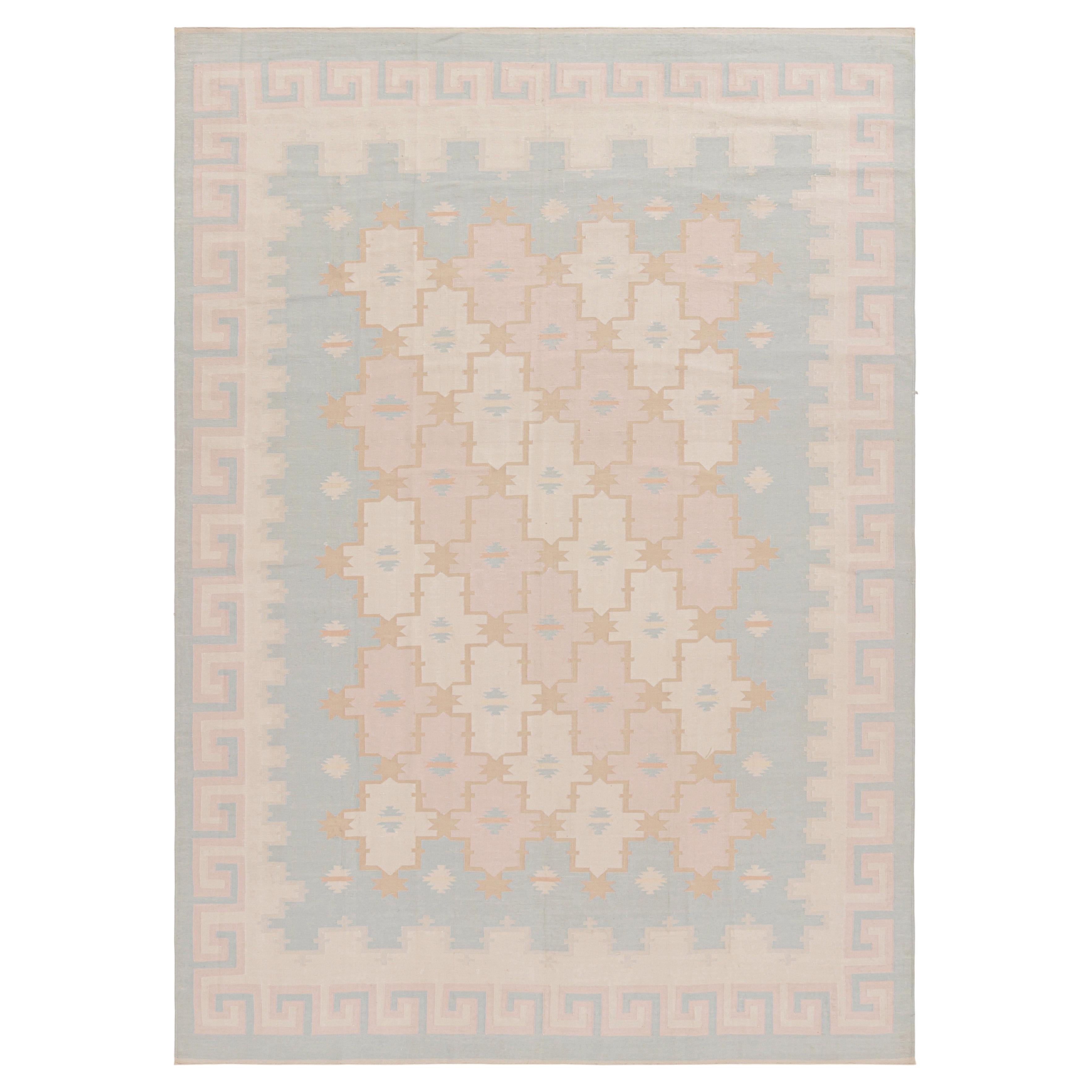 Alfombra contemporánea Dhurrie de Rug & Kilim con motivos geométricos en azul, blanco y rosa