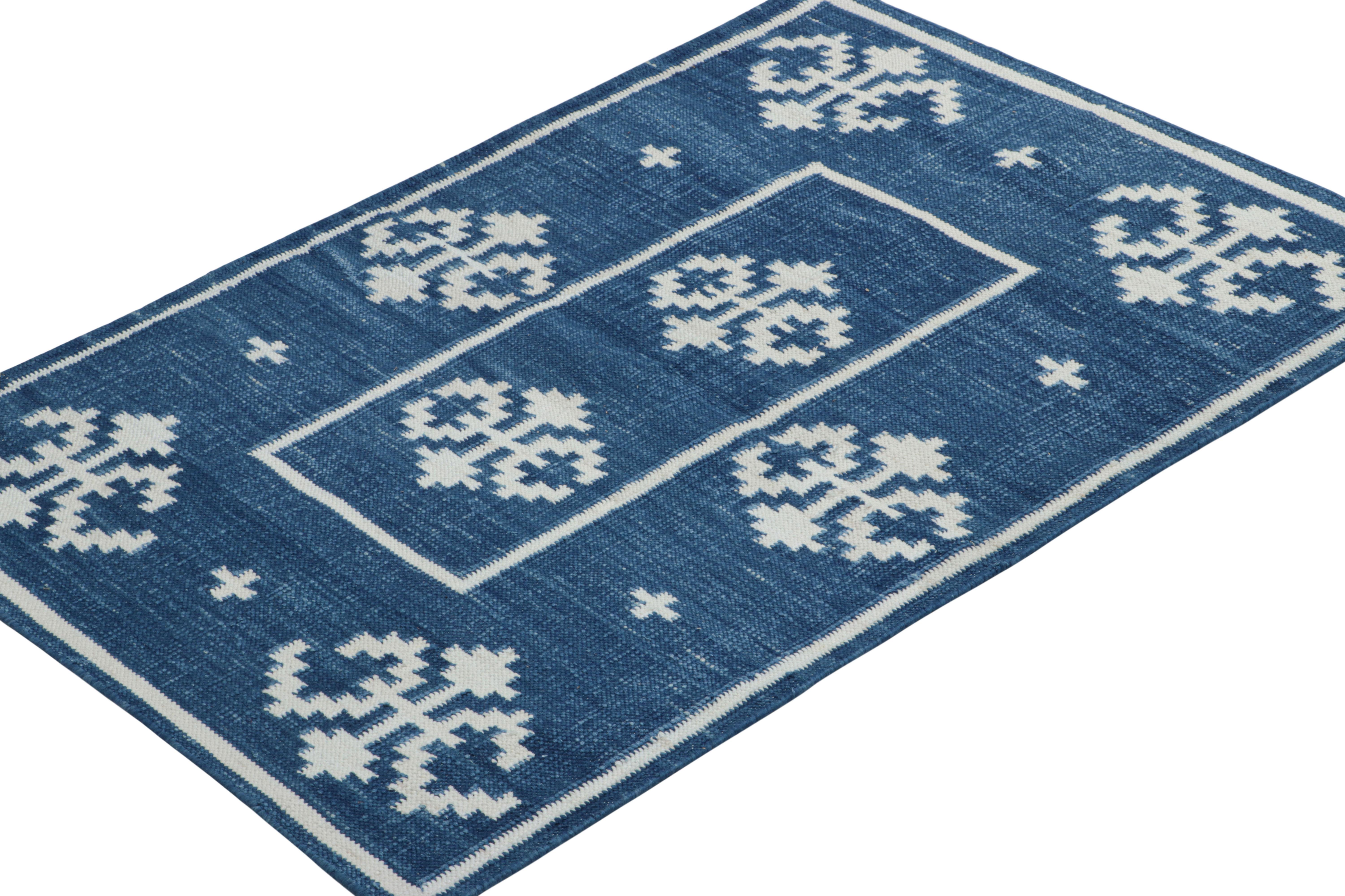 Indian Rug & Kilim’s Contemporary Dhurrie Rug in Blue with White Geometric Medallions For Sale