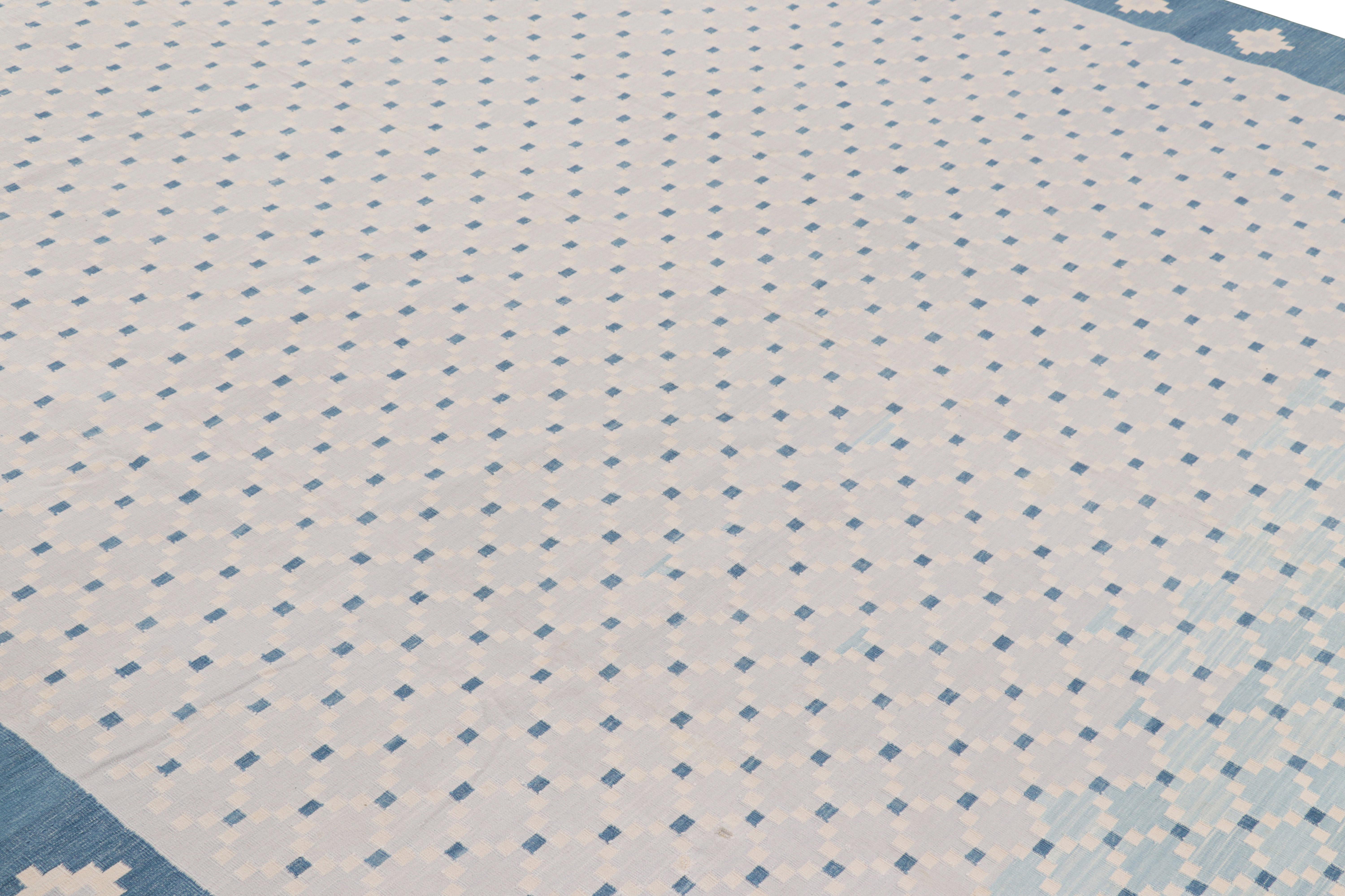 Dieses zeitgenössische 8x10 Dhurrie-Flachgewebe ist ein aufregender Neuzugang in der geschätzten Kollektion von Rug & Kilim, die nach Maß gefertigt wird. Es handelt sich um eine moderne Interpretation antiker und alter Dhurrie-Flachgewebe, die von