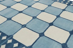 Alfombra contemporánea Dhurrie de Rug & Kilim en azul con motivos geométricos blancos