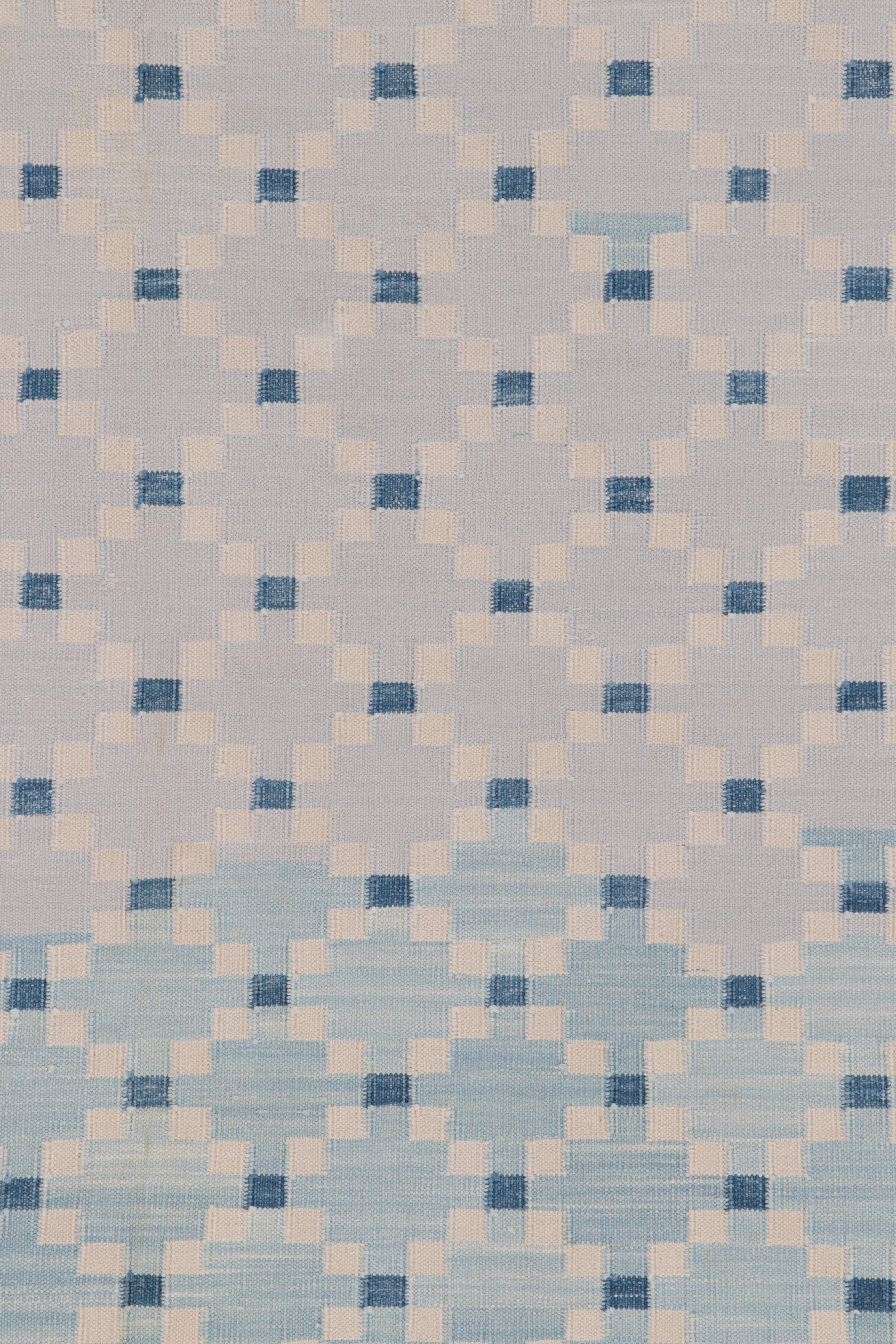Rug & Kilim's Contemporary Dhurrie-Teppich in Blau mit weißen geometrischen Mustern (Indisch) im Angebot