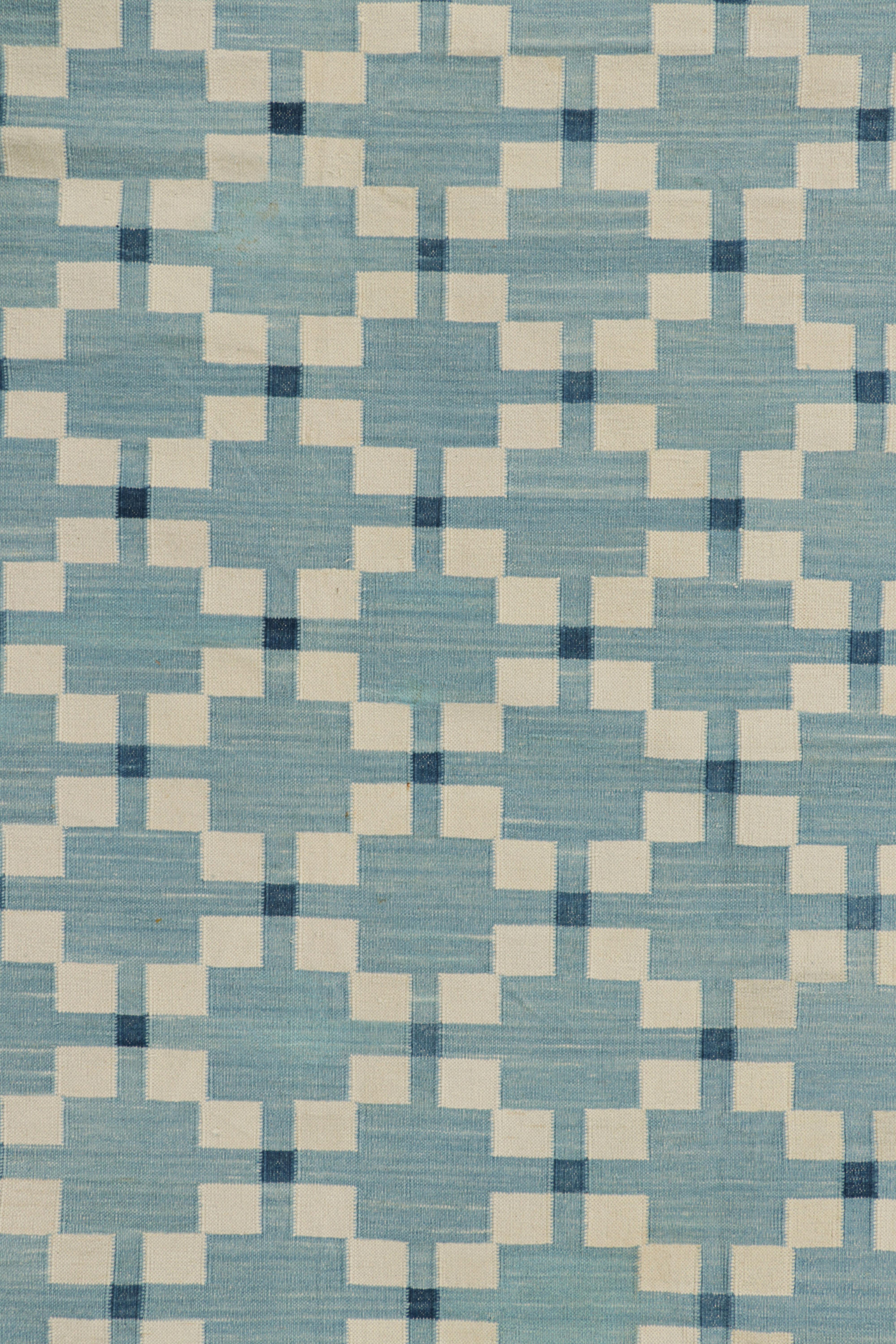 Rug & Kilim's Contemporary Dhurrie-Teppich in Blau mit weißen geometrischen Mustern (Indisch) im Angebot